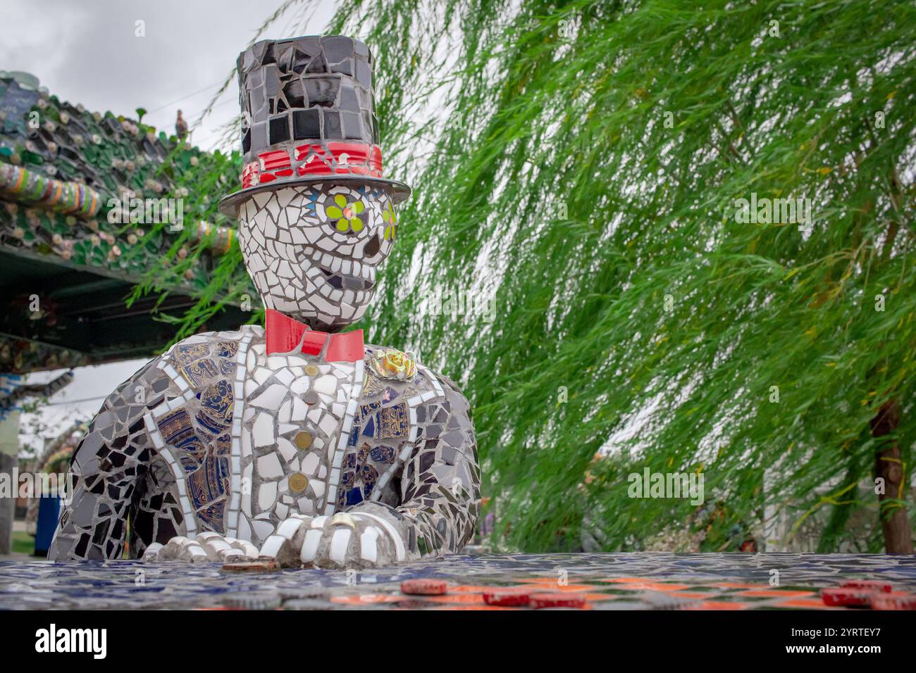 Scultura a mosaico con scheletro e teschio circondato da foglie verdi. Foto scattata allo Smither Park di Houston, Texas Foto Stock