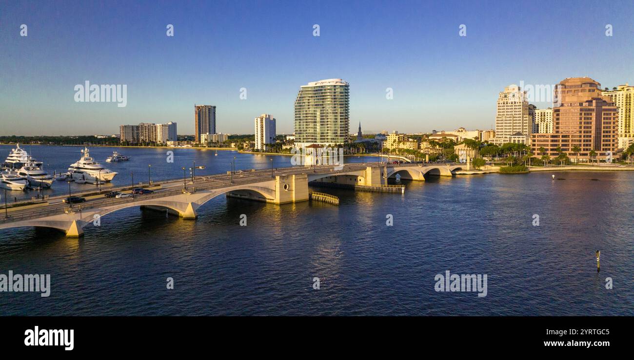 APRILE 2022, West Palm Beach, Florida, Stati Uniti - lo skyline di West Palm Beach presenta il Royal Park Draw Bridge, West Palm Beach, Florida Foto Stock