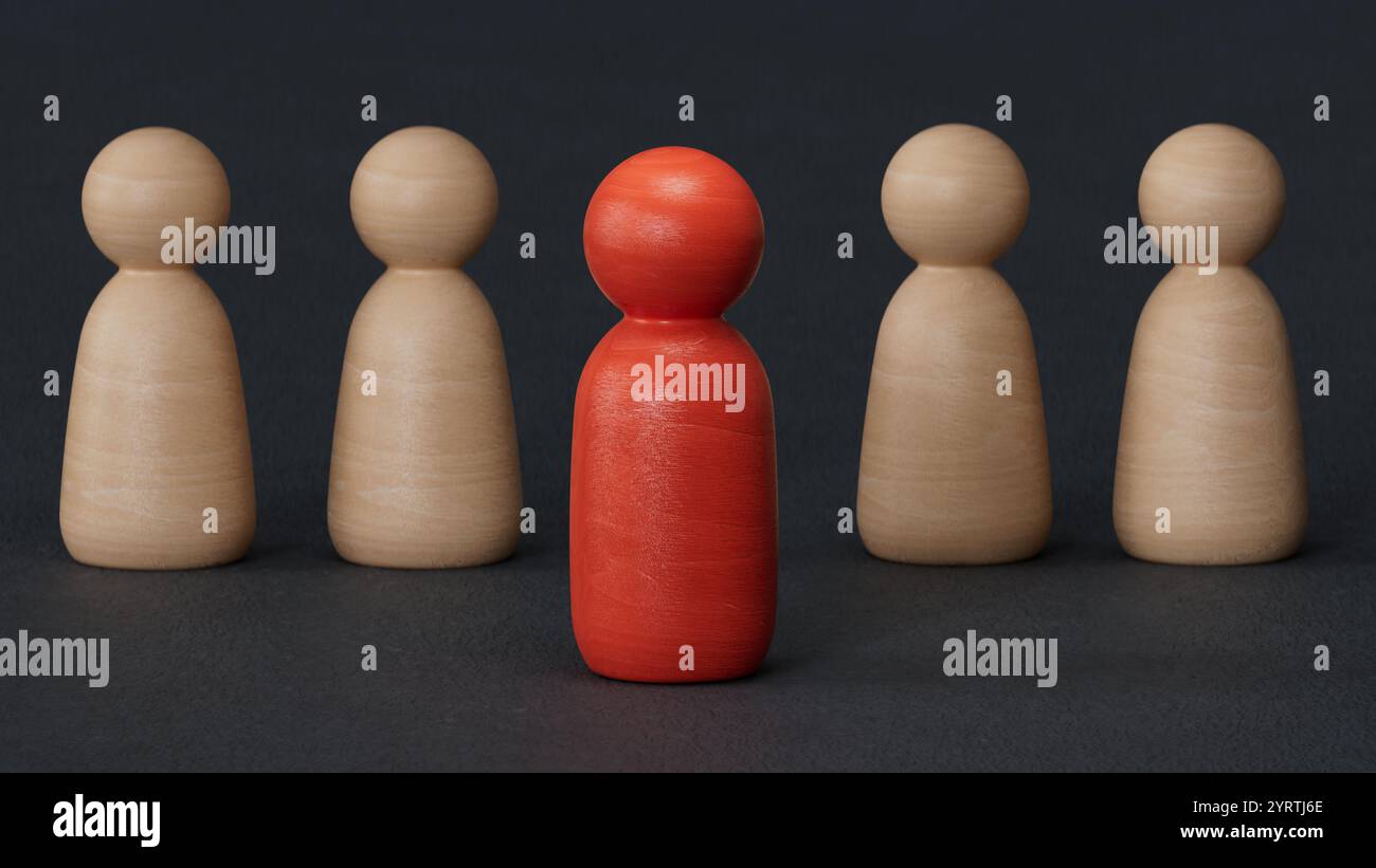 Sorriso di una figura di legno all'interno della lente d'ingrandimento tra il volto triste per l'attenzione al cliente e la gestione delle relazioni, ottima valutazione dopo il nostro cliente Foto Stock