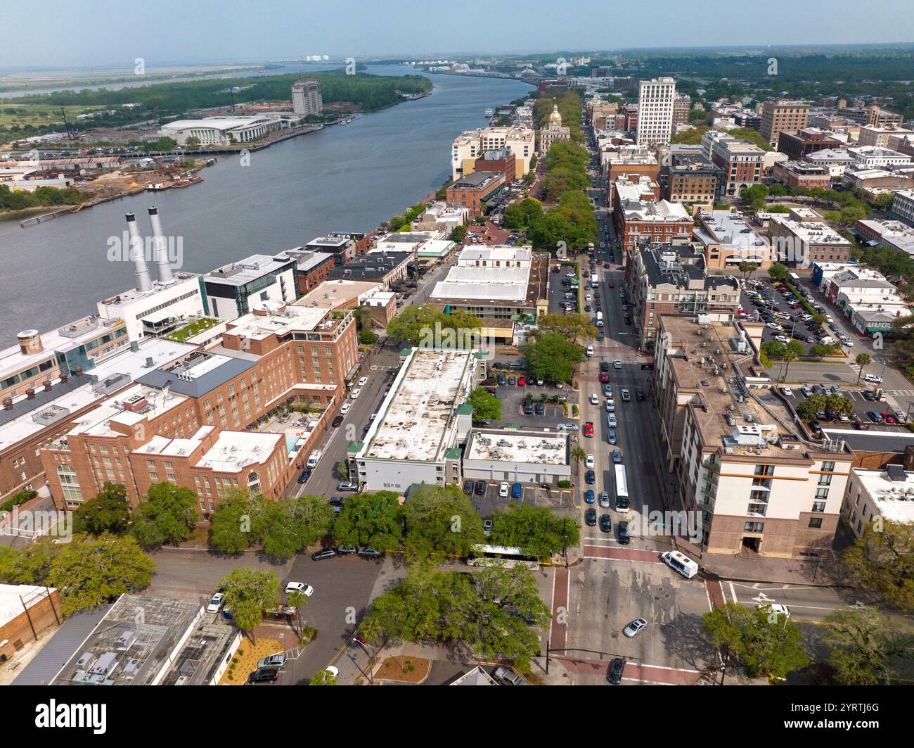 6 APRILE 2022, SAVANNAH GEORGIA, USA - Vista aerea della storica città di Savannah Georgia e del fiume Savannah Foto Stock