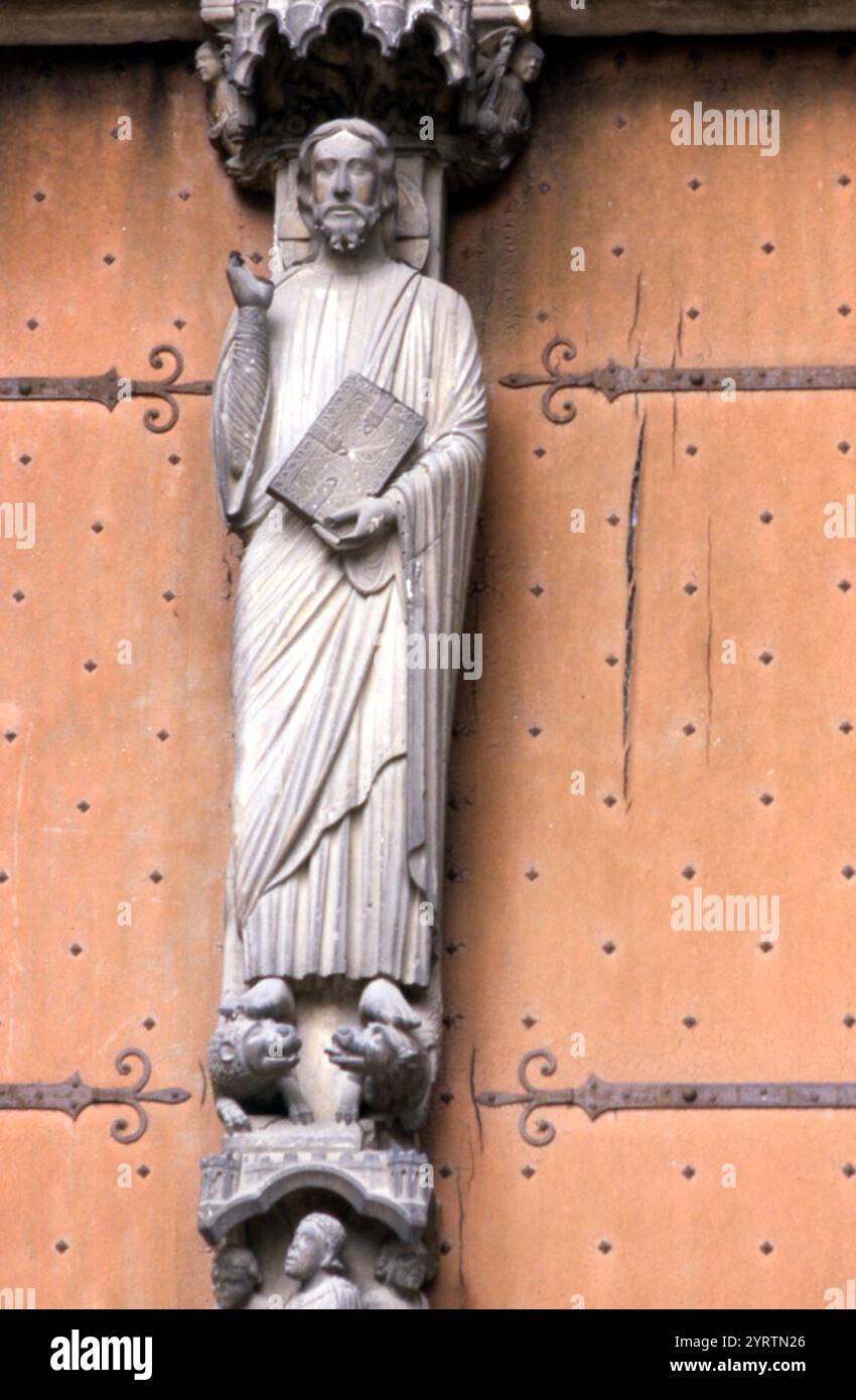 Cattedrale di Chartres; Cristo come figura a trumeau; portale centrale, transetto sud Foto Stock