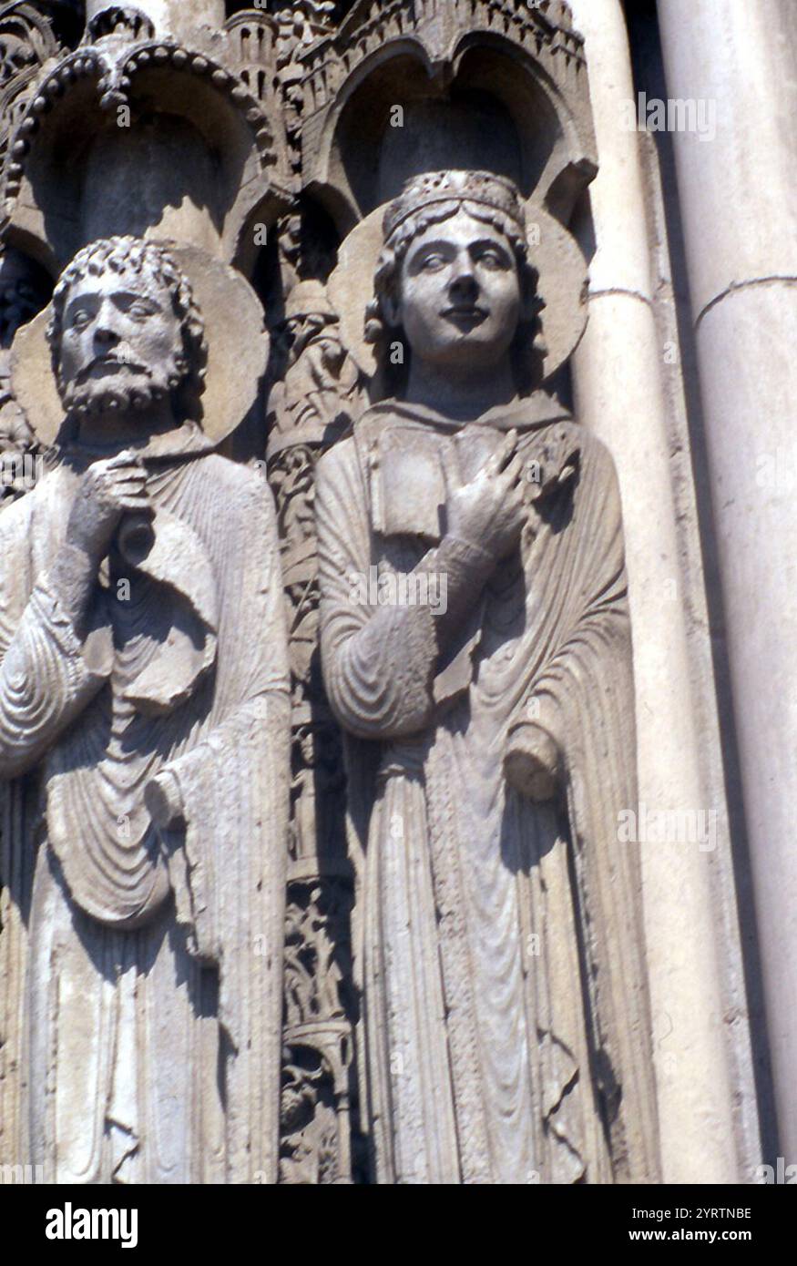 Cattedrale di Chartres; Roland, Luigi VII; figure di stipite sull'embrione sinistro, portale destro, facciata ovest Foto Stock