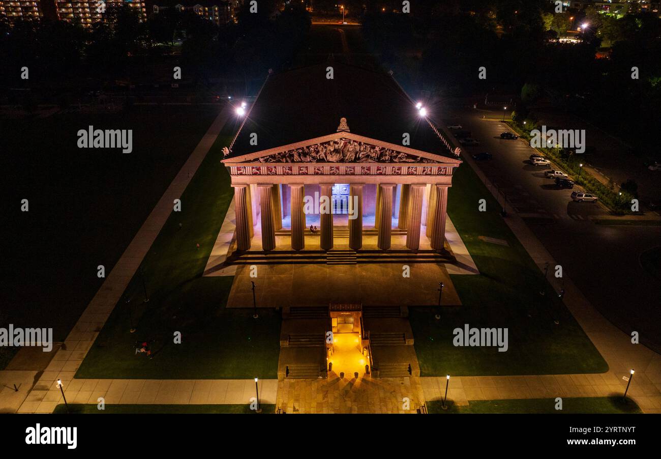 18 LUGLIO 2022, PARTENONE, NASHVILLE, TN., USA - la vista notturna della replica del Partenone greco si trova nel centro di Nashville, Tennessee. Foto Stock