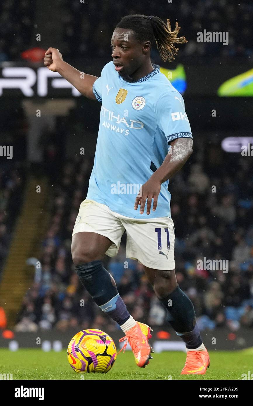 4 dicembre 2024; Etihad Stadium, Manchester, Inghilterra; Premier League Football, Manchester City contro Nottingham Forest; Jeremy Doku del Manchester City corre con la palla Foto Stock