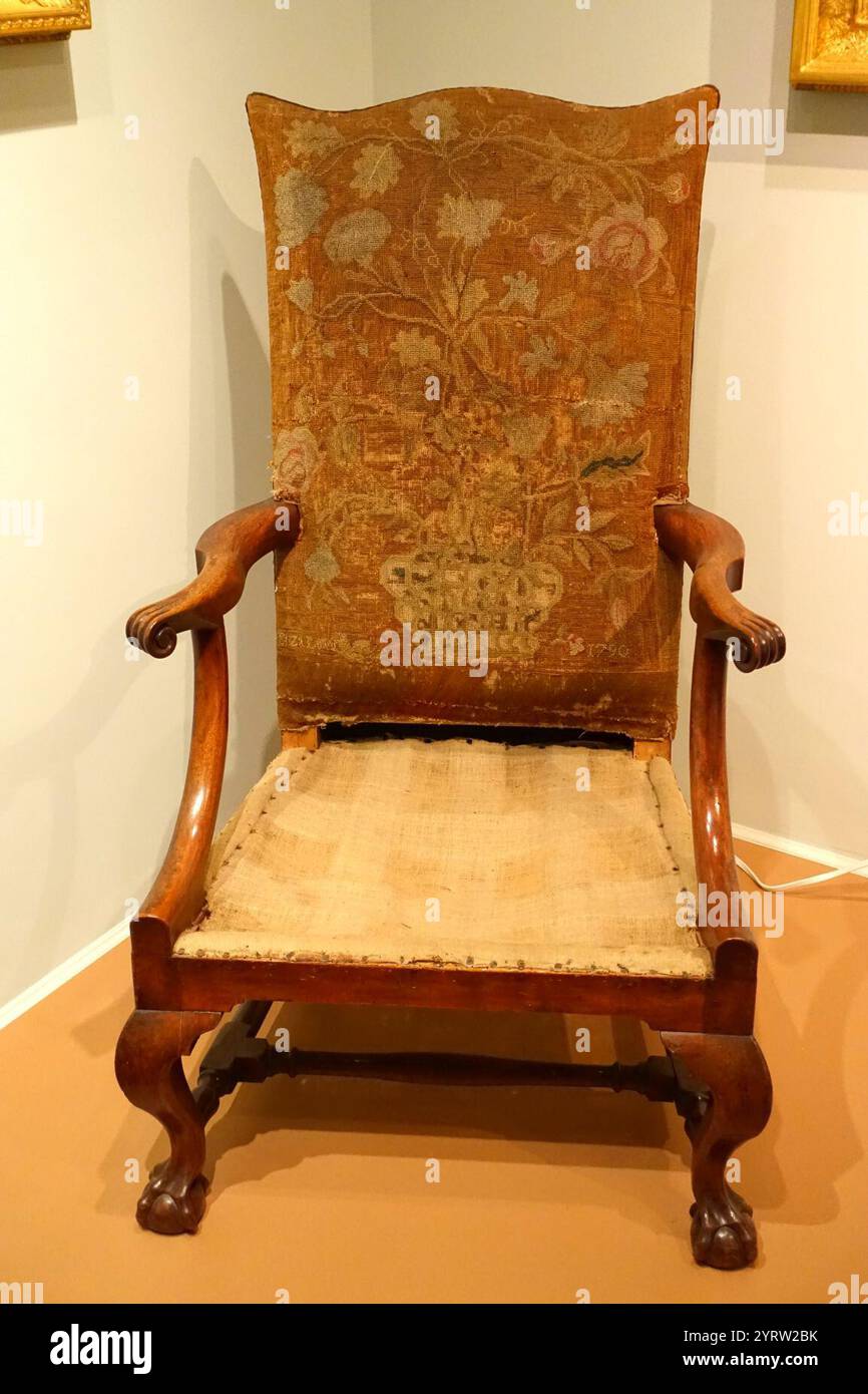 Chippendale Lolling chair, americana, 1760, mogano, con punta d'ago cucita da Elizabeth Rogers Low, 1790 Foto Stock