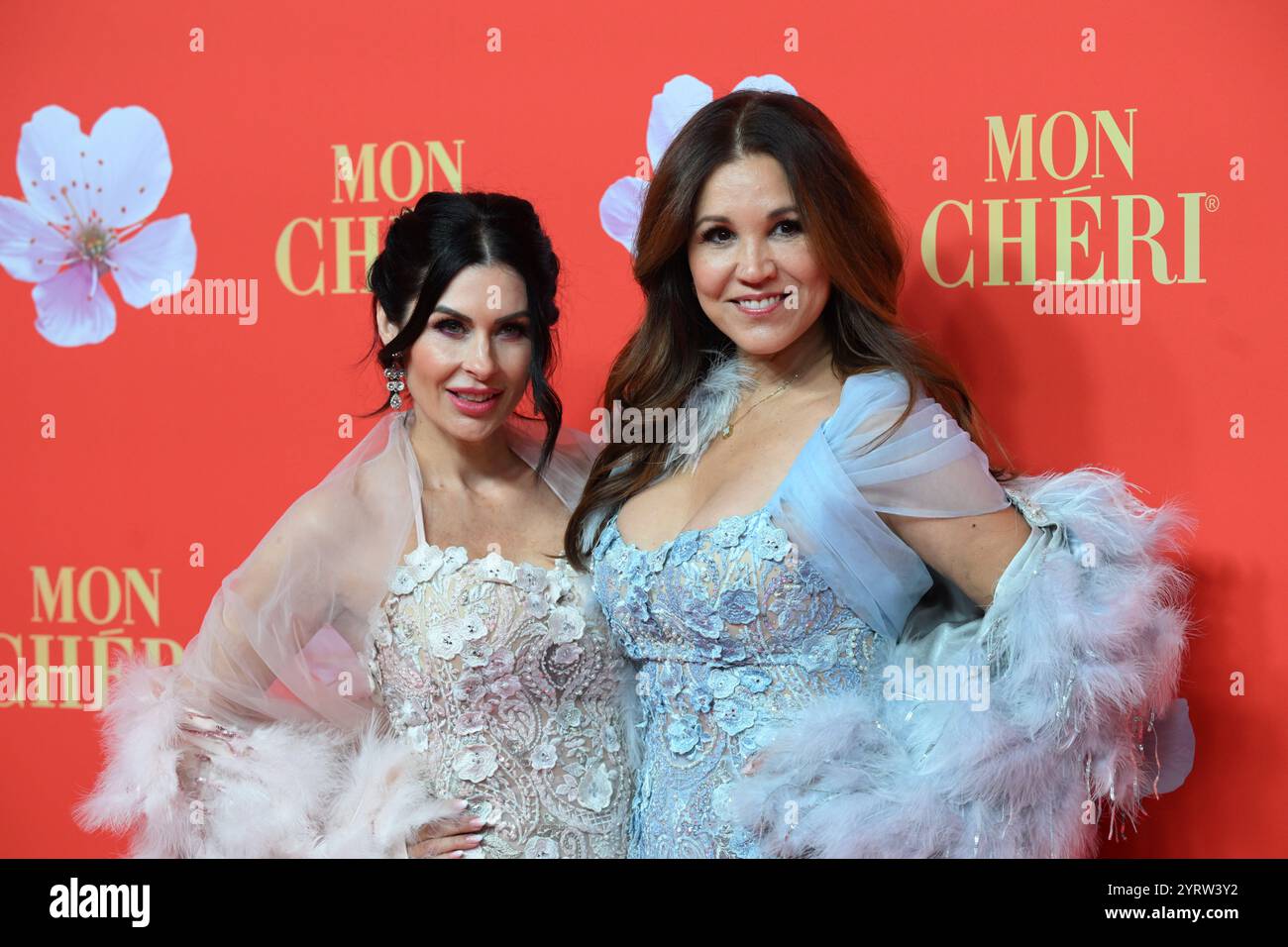 Monaco, Germania. 4 dicembre 2024. Bogger Jeanette Graf (l) e la presentatrice Karen Webb vengono al Castello di Nymphenburg per il Mon Cheri Barbara Day. Crediti: Felix Hörhager/dpa/Alamy Live News Foto Stock