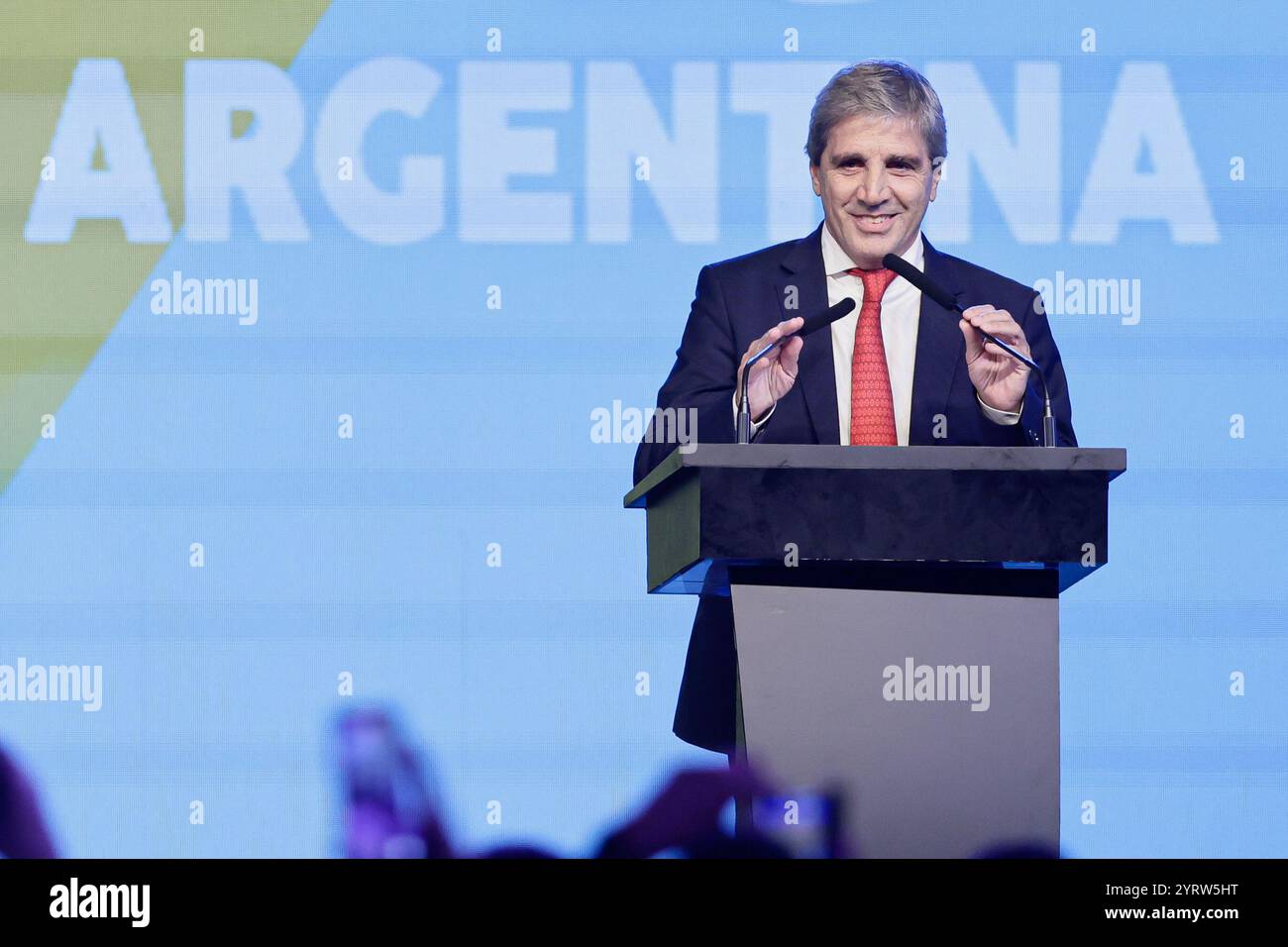 Buenos Aires, Argentina - 4 dicembre 2024: Luis Caputo, ministro dell'economia argentino, parla davanti agli attemdei della Conferenza sull'azione politica conservatrice (CPAC) ha fatto il suo debutto in Argentina, unendo figure conservatrici di spicco come Lara Trump, Eduardo Bolsonaro e il presidente Javier Milei, che ha tenuto il discorso di chiusura. La conferenza ha evidenziato valori libertari e conservatori condivisi, sottolineando la libertà economica e i diritti individuali, mentre l'Argentina ospita l'evento per la prima volta. (Foto dell'AGENZIA UNAR) Foto Stock