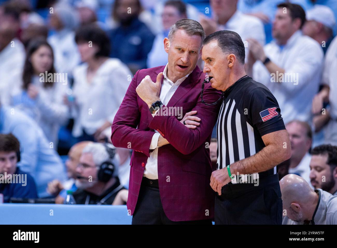Chapel Hill, North Carolina, Stati Uniti. 4 dicembre 2024. L'allenatore Nate Oats, capo-allenatore di Alabama Crimson Tide, parla con Roger Ayers ufficiale durante la prima metà della partita di basket SEC vs ACC Challenge al Dean Smith Center di Chapel Hill, North Carolina. (Scott Kinser/CSM) (immagine di credito: © Scott Kinser/Cal Sport Media). Crediti: csm/Alamy Live News Foto Stock