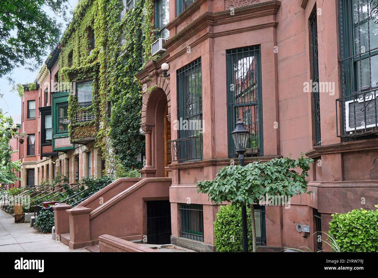 Lunga fila di vecchi edifici in pietra arenaria a New York Foto Stock