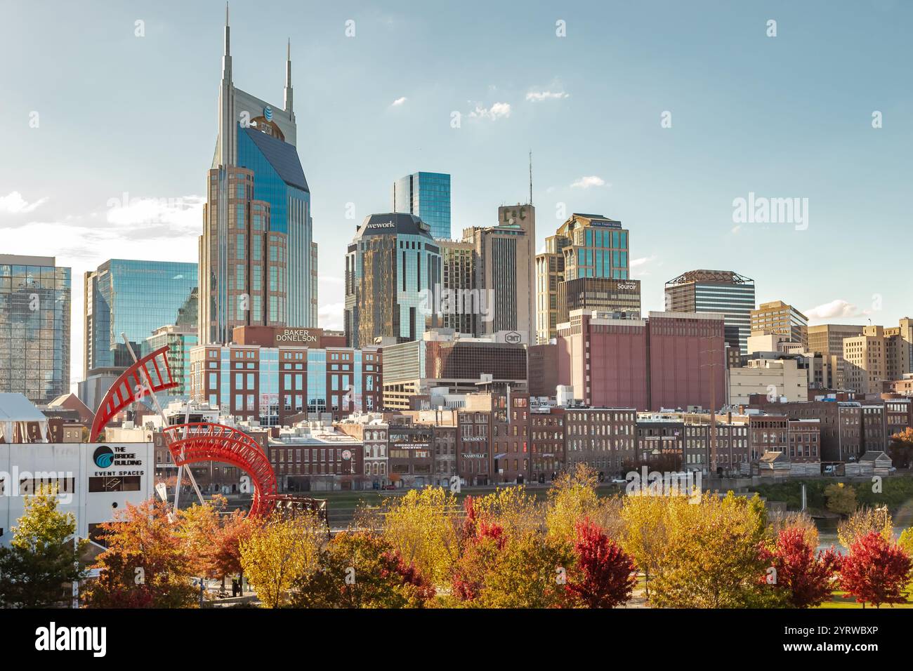 Gli edifici dello skyline del centro di Nashville si affacciano sul fiume Cumberland. Foto scattata a Nashville, Tennessee, durante una giornata nuvolosa Foto Stock