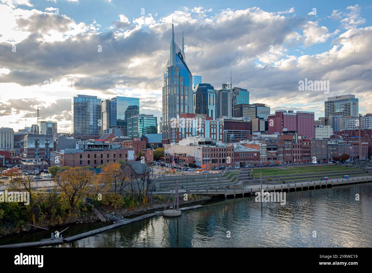 Gli edifici dello skyline del centro di Nashville si affacciano sul fiume Cumberland. Foto scattata a Nashville, Tennessee, durante una giornata nuvolosa Foto Stock