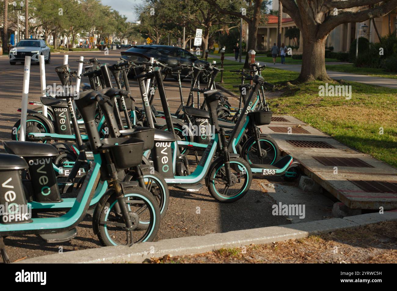 Solo per uso editoriale, St. Petersburg, Florida, USA, novembre 28, 2024, Lime Shared e-Bike Program collabora con City per le micro biciclette elettriche del settore della mobilità Foto Stock