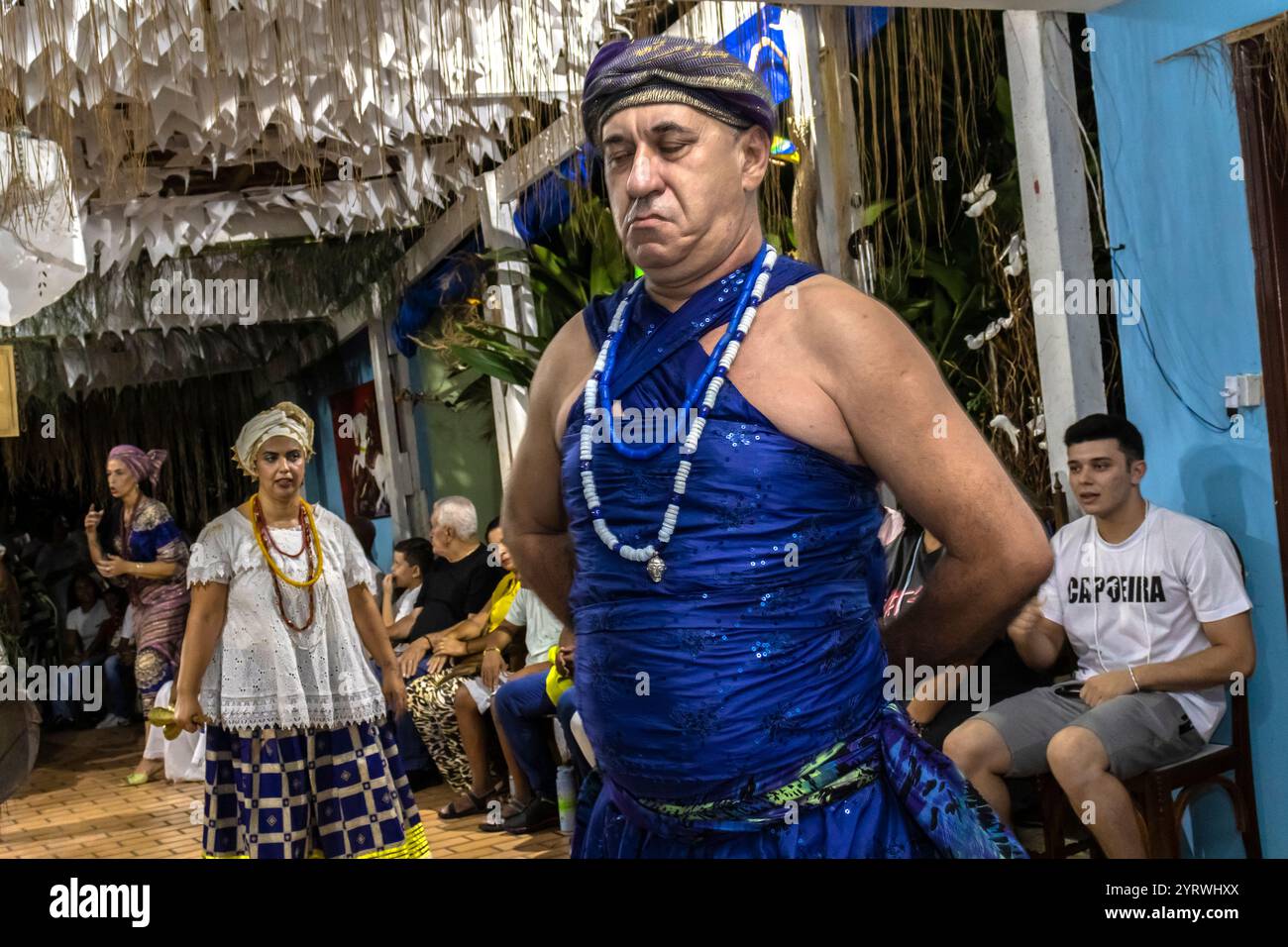 San Paolo, Brasile, 27 aprile 2024. Il Candomble terreiro celebra Ogun in Brasile. Tra i più venerati Orisha vi è Ogum, conosciuto dai cattolici come San Giorgio, il santo guerriero Foto Stock