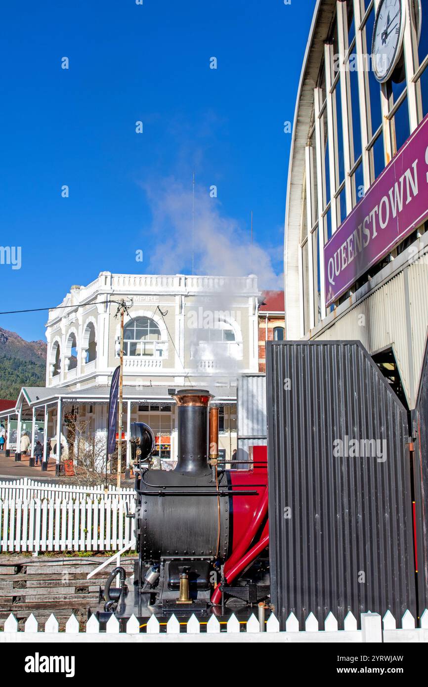 La stazione ferroviaria di Queenstown e l'Empire Hotel Foto Stock