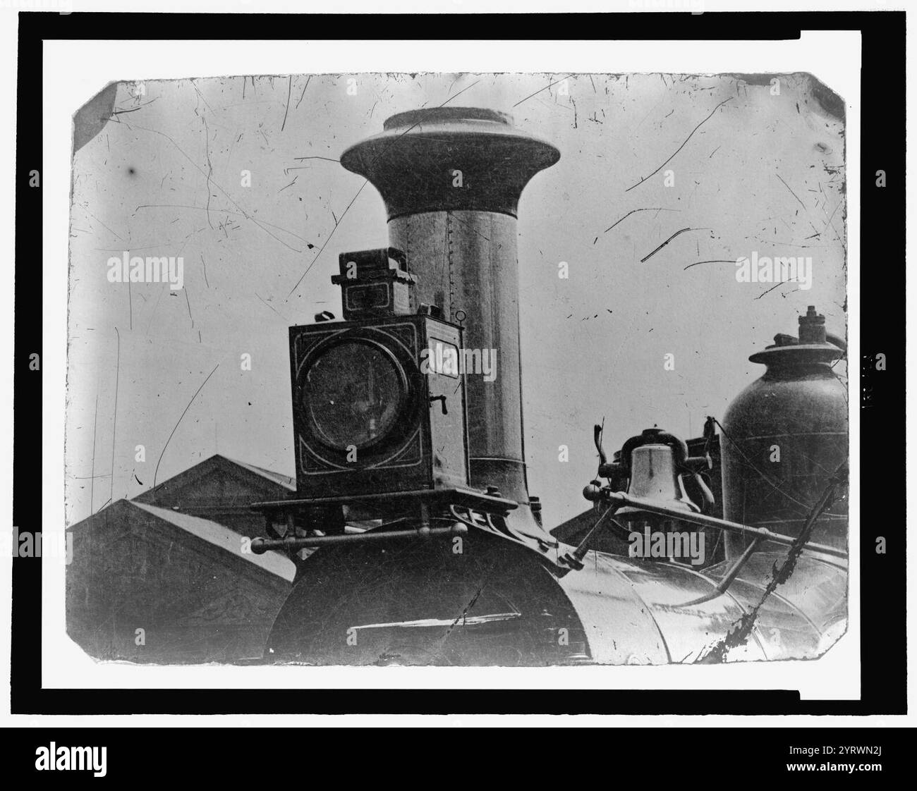 Vista ravvicinata del frontale del locomotore, mostrando la luce, stack di fumo e la campana Foto Stock