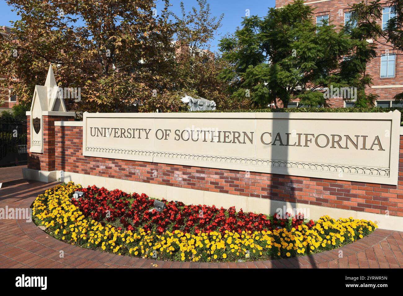 LOS ANGELES, CALIFORNIA - 4 dicembre 2024: Insegna e fiori all'ingresso di Exposition Boulevard all'Università della California meridionale. Foto Stock