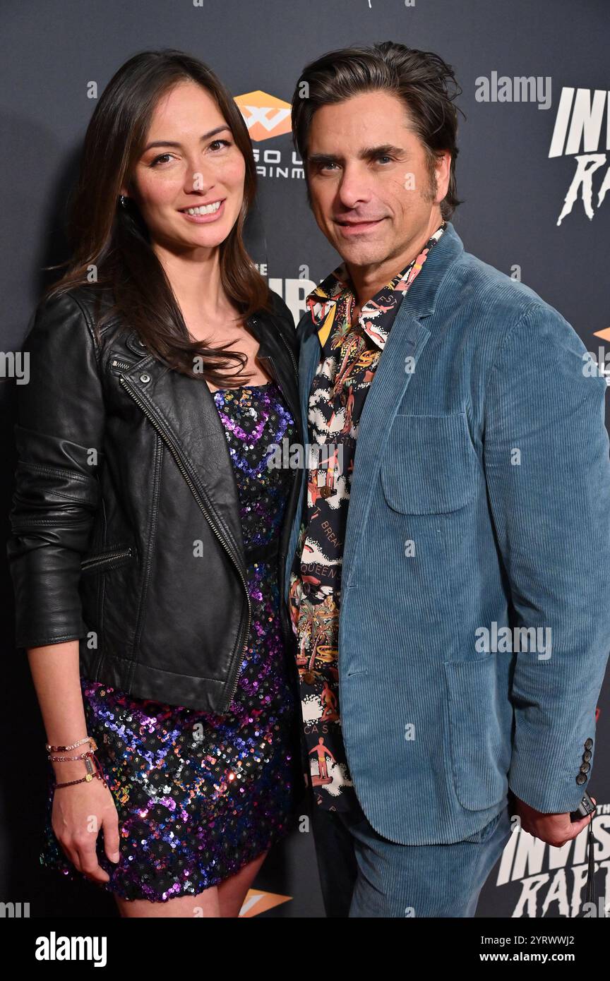 Los Angeles, CA USA - 4 dicembre 2024: Caitlin McHugh Stamos, John Stamos partecipa alla prima del film The Invisible Raptor. Foto Stock