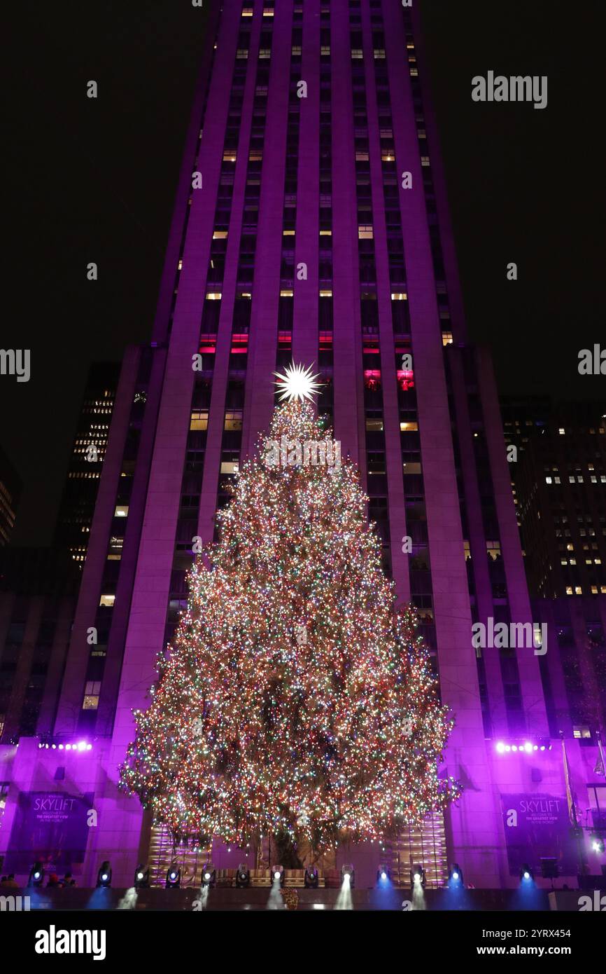 NEW YORK, NEW YORK - 04 DICEMBRE: Celebrità e ospiti ammirano lo scintillante albero di Natale del Rockefeller Center durante la cerimonia di accensione dell'albero del Rockefeller Center 2024, il 4 dicembre 2024, a New York City. L'evento iconico inaugura le festività natalizie con maestria e spirito festivo. (Foto: Giada Papini Rampelotto/EuropaNewswire) Foto Stock