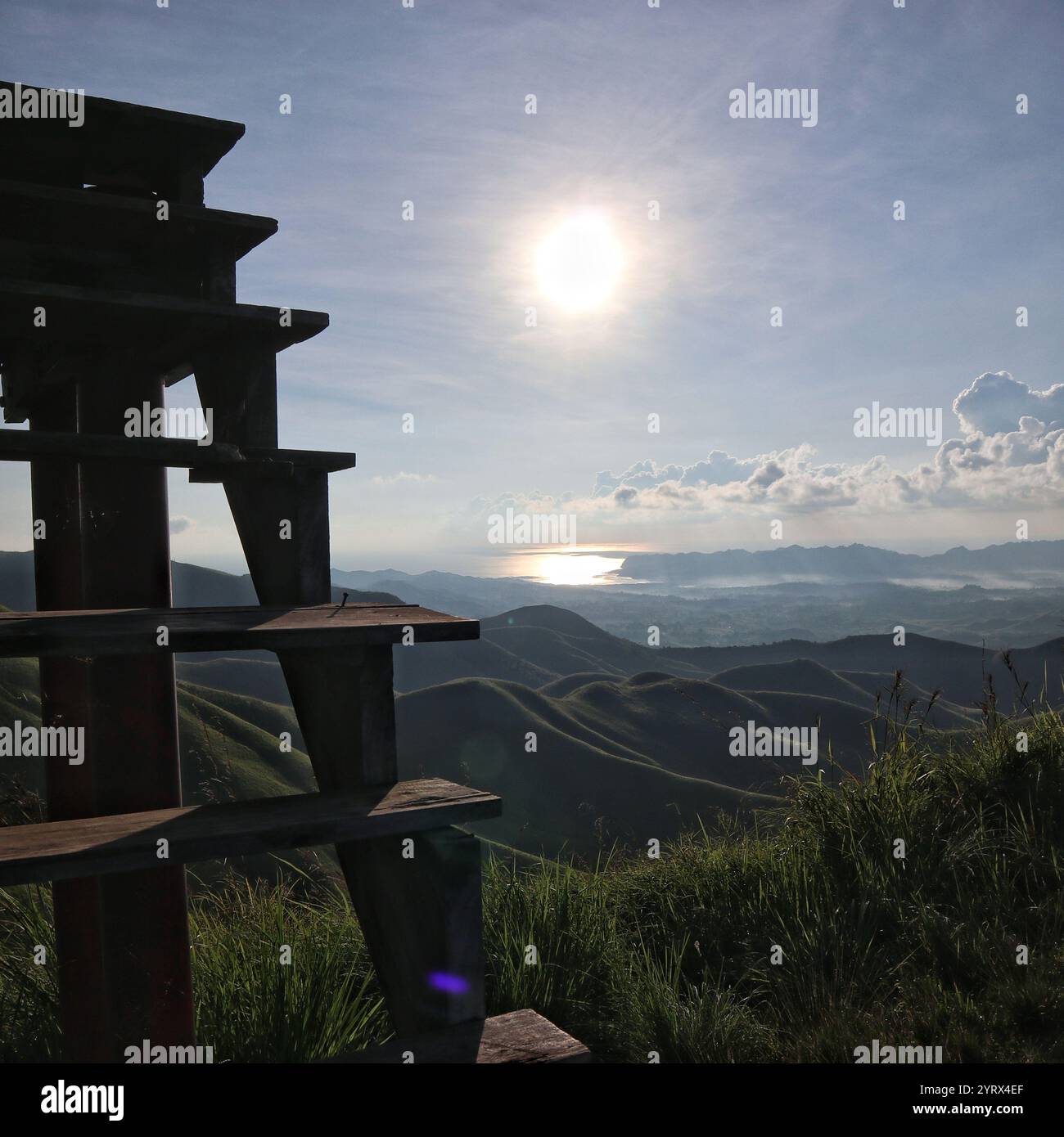 Una vista mozzafiato da Un punto panoramico di montagna, con Rolling Hills, e Uno scintillante specchio d'acqua sotto Un sole splendente Foto Stock