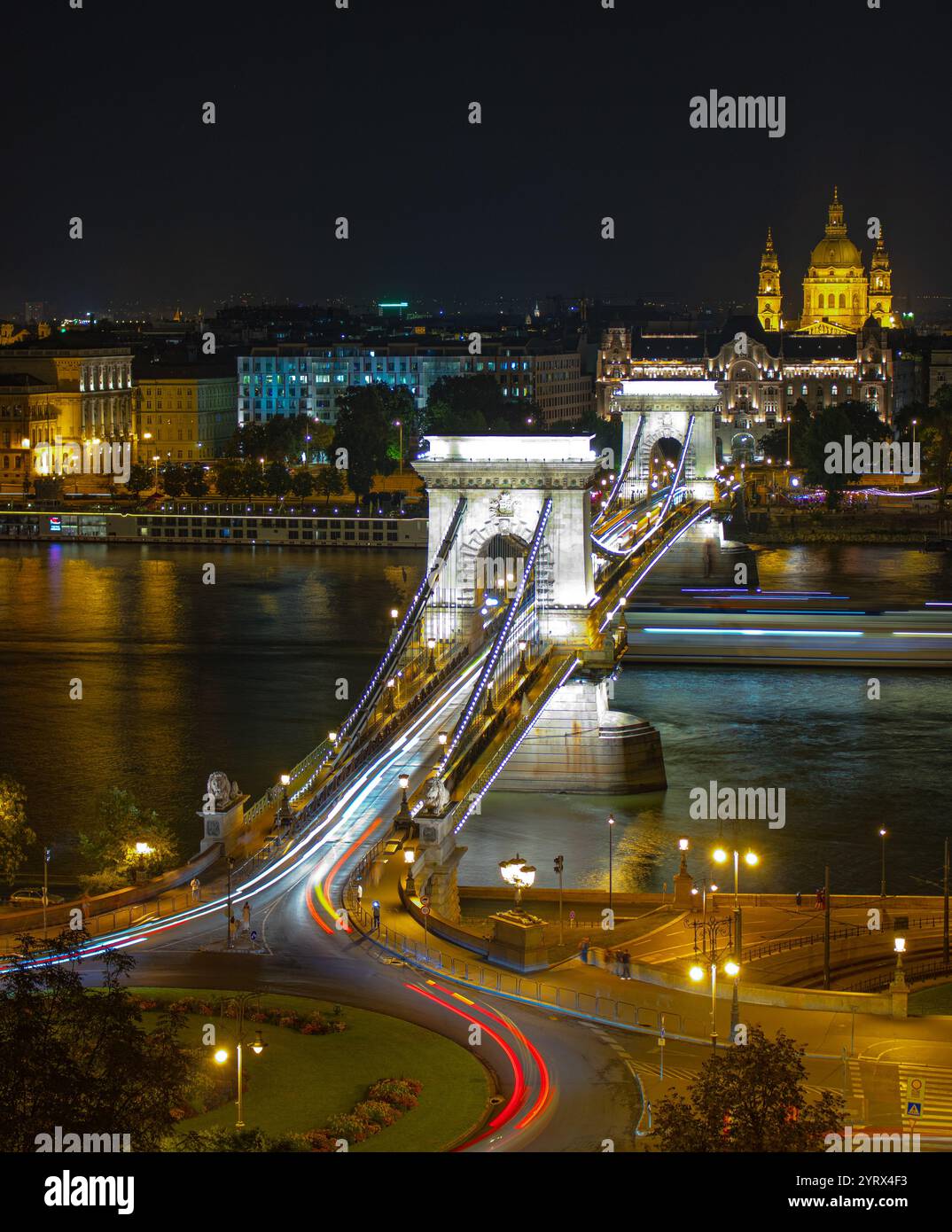 Edificio del Parlamento ungherese e Ponte delle catene di Szczesny di notte Foto Stock