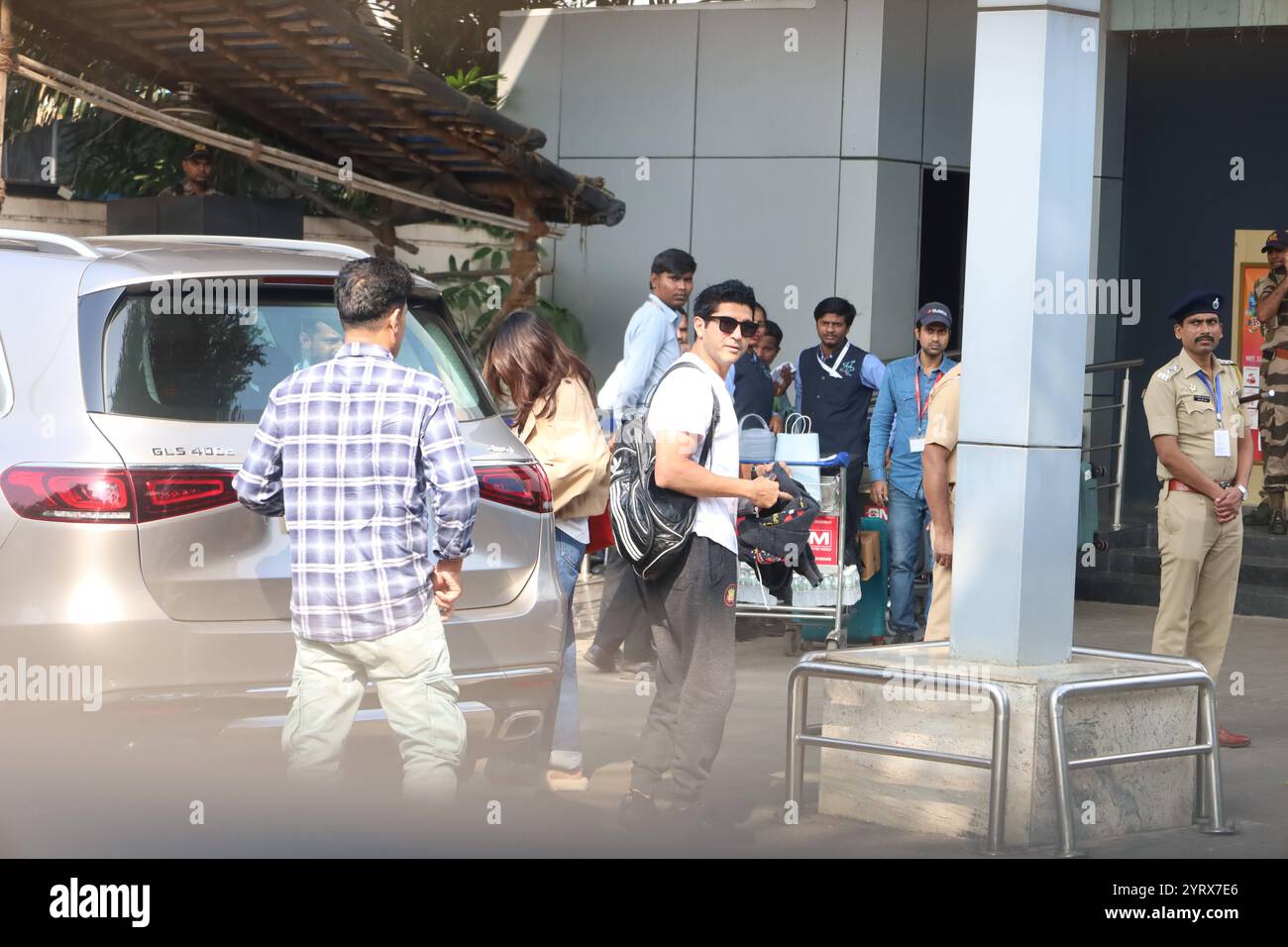 Mumbai, India, 05 DICEMBRE 2024: Farhan Akhtar e Shibani Dandekar sono stati visti all'aeroporto di Kalina, trasudando fascino senza sforzo. La coppia, vestita con abiti casual ma eleganti, ha accolto calorosamente i fan mentre si dirigevano verso la loro destinazione. Copyright: xx Foto Stock