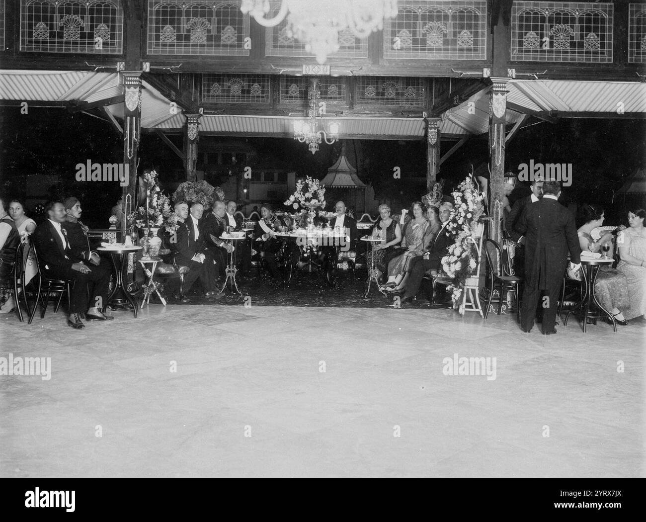 1622, foto, 'Feest in de kraton in Yogyakarta bij de benoeming van Sultan Hamengkoe Boewono VIII tot Commandeur in de Orde van de Nederlandse Leeuw', fotograaf L. che LAN & Co., 18-01-1926. Foto Stock