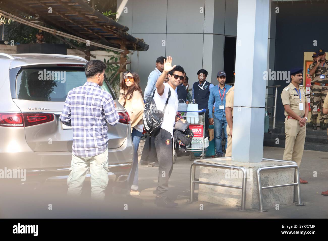 Mumbai, India, 05 DICEMBRE 2024: Farhan Akhtar e Shibani Dandekar sono stati visti all'aeroporto di Kalina, trasudando fascino senza sforzo. La coppia, vestita con abiti casual ma eleganti, ha accolto calorosamente i fan mentre si dirigevano verso la loro destinazione. Copyright: xx Foto Stock