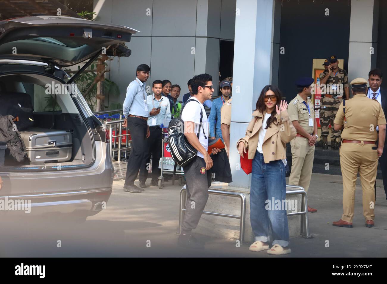 Mumbai, India, 05 DICEMBRE 2024: Farhan Akhtar e Shibani Dandekar sono stati visti all'aeroporto di Kalina, trasudando fascino senza sforzo. La coppia, vestita con abiti casual ma eleganti, ha accolto calorosamente i fan mentre si dirigevano verso la loro destinazione. Copyright: xx Foto Stock