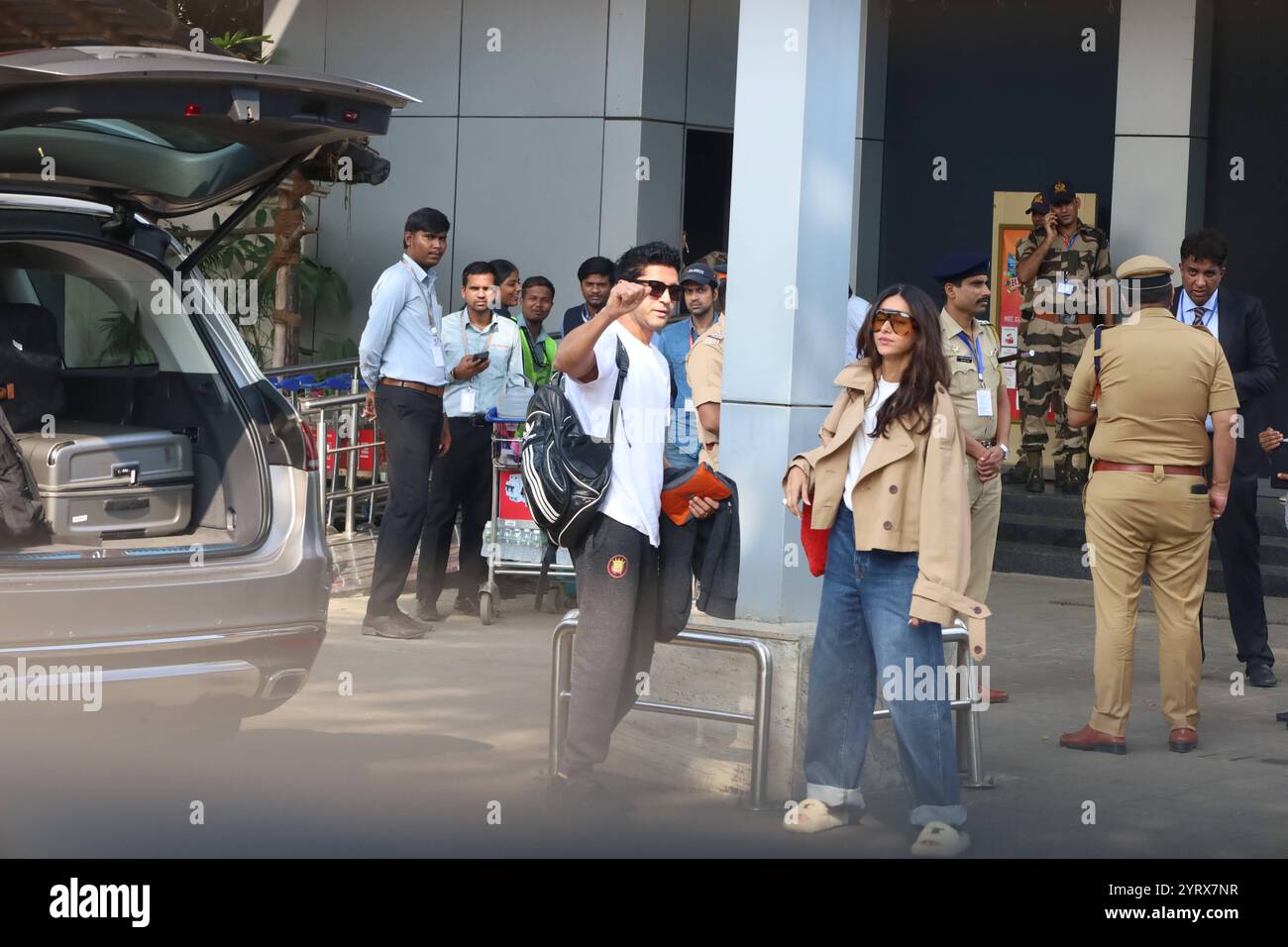 Mumbai, India, 05 DICEMBRE 2024: Farhan Akhtar e Shibani Dandekar sono stati visti all'aeroporto di Kalina, trasudando fascino senza sforzo. La coppia, vestita con abiti casual ma eleganti, ha accolto calorosamente i fan mentre si dirigevano verso la loro destinazione. Copyright: xx Foto Stock
