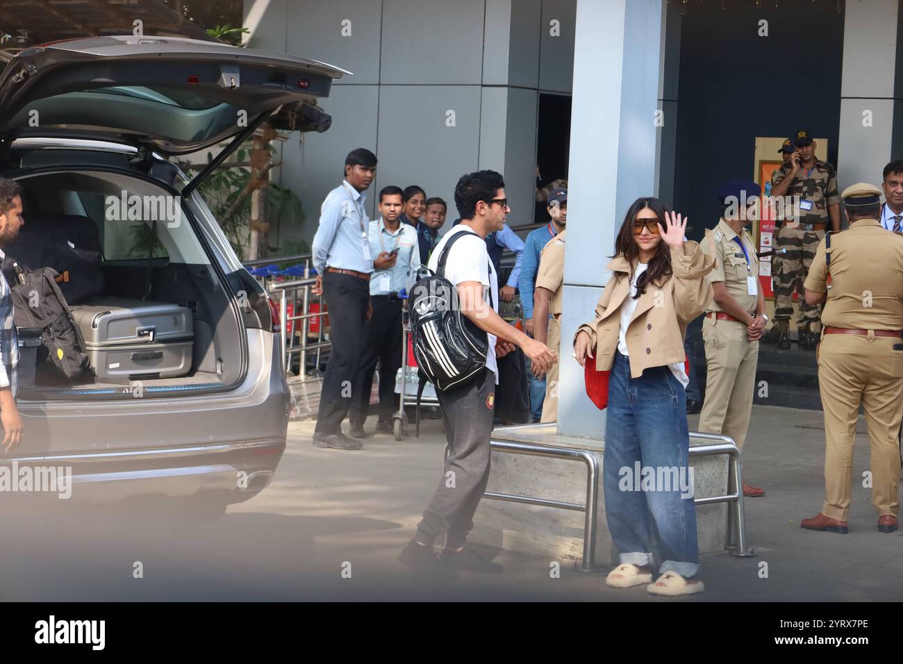 Mumbai, India, 05 DICEMBRE 2024: Farhan Akhtar e Shibani Dandekar sono stati visti all'aeroporto di Kalina, trasudando fascino senza sforzo. La coppia, vestita con abiti casual ma eleganti, ha accolto calorosamente i fan mentre si dirigevano verso la loro destinazione. Copyright: xx Foto Stock