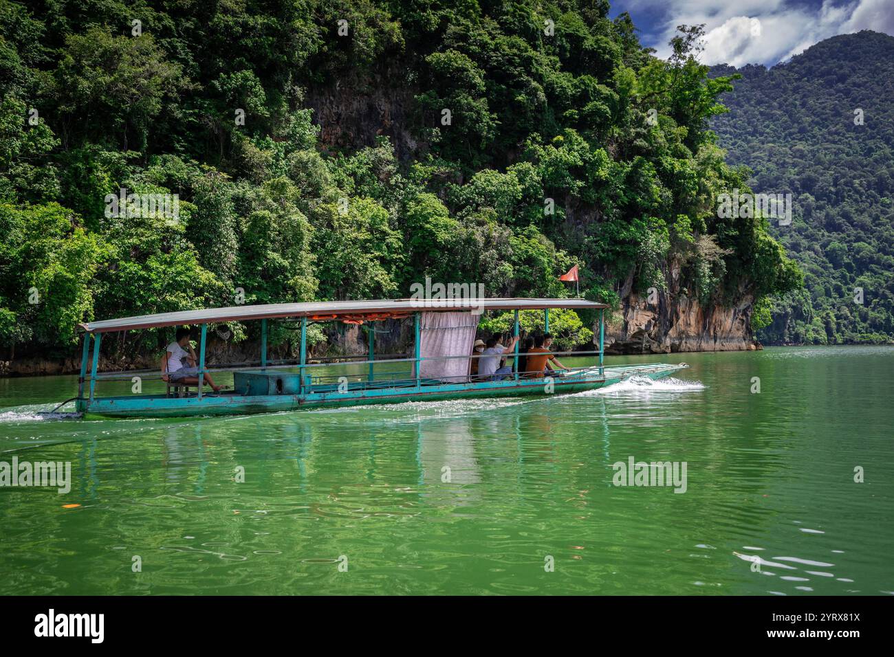 Una barca turistica sul lago Ba Be nel Parco Nazionale di Ba Be nella provincia di Bac Kan, Vietnam Foto Stock