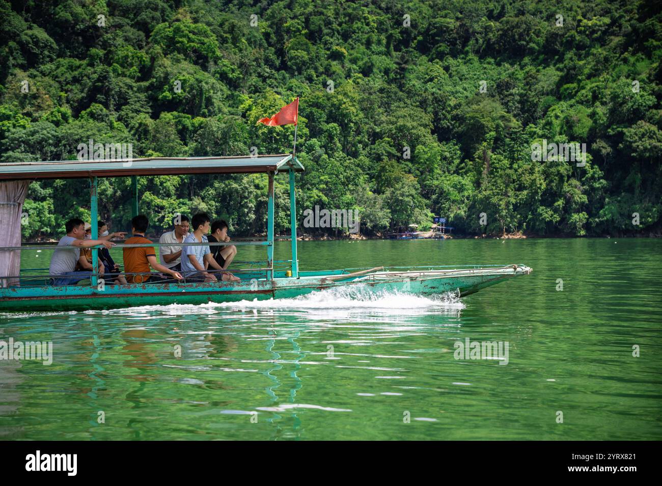 Una barca turistica sul lago Ba Be nel Parco Nazionale di Ba Be nella provincia di Bac Kan, Vietnam Foto Stock