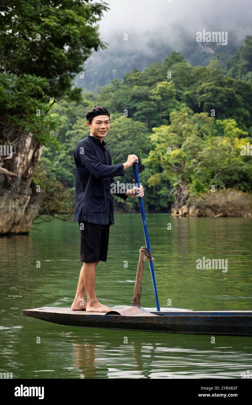 Un uomo etnico Tay in una barca sul lago Ba Be nel Parco Nazionale Ba Be nella provincia di Bac Kan, Vietnam Foto Stock