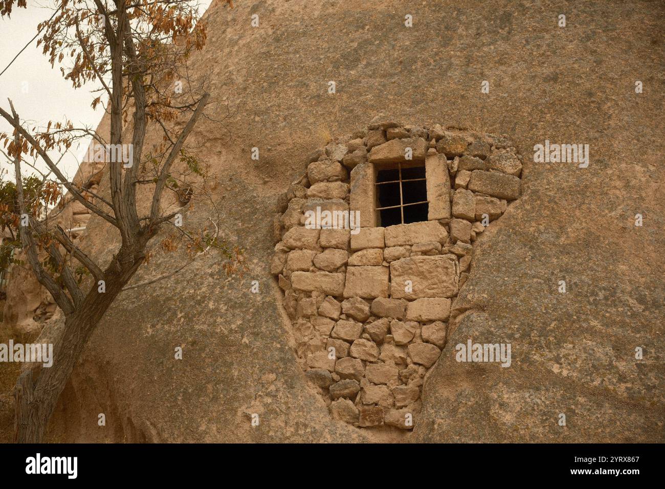 Finestre in pietra disposte in una casa sulla grotta Foto Stock