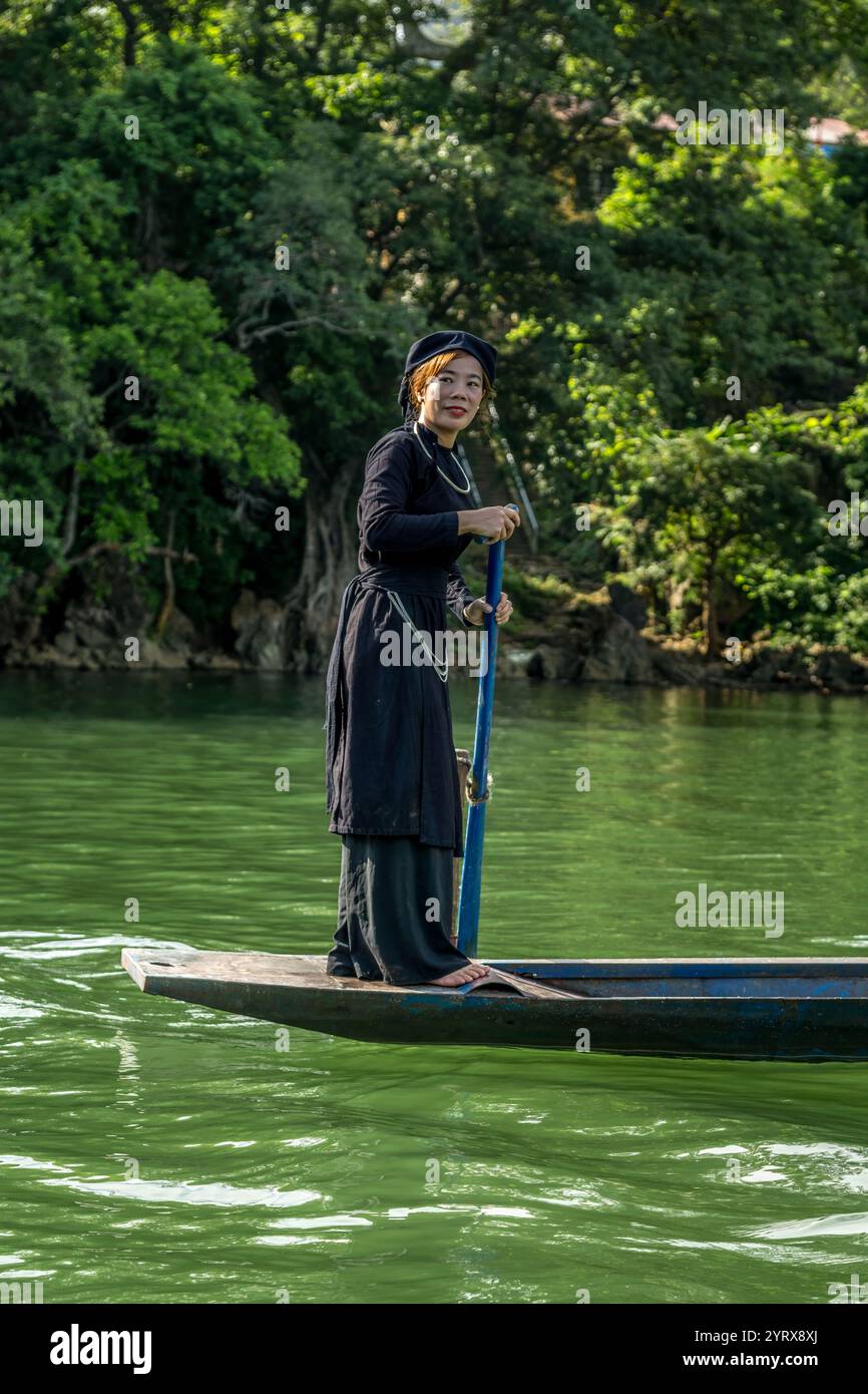 Una donna che pesca sul lago Ba Be nel Parco Nazionale di Ba Be nella provincia di Bac Kan, Vietnam Foto Stock