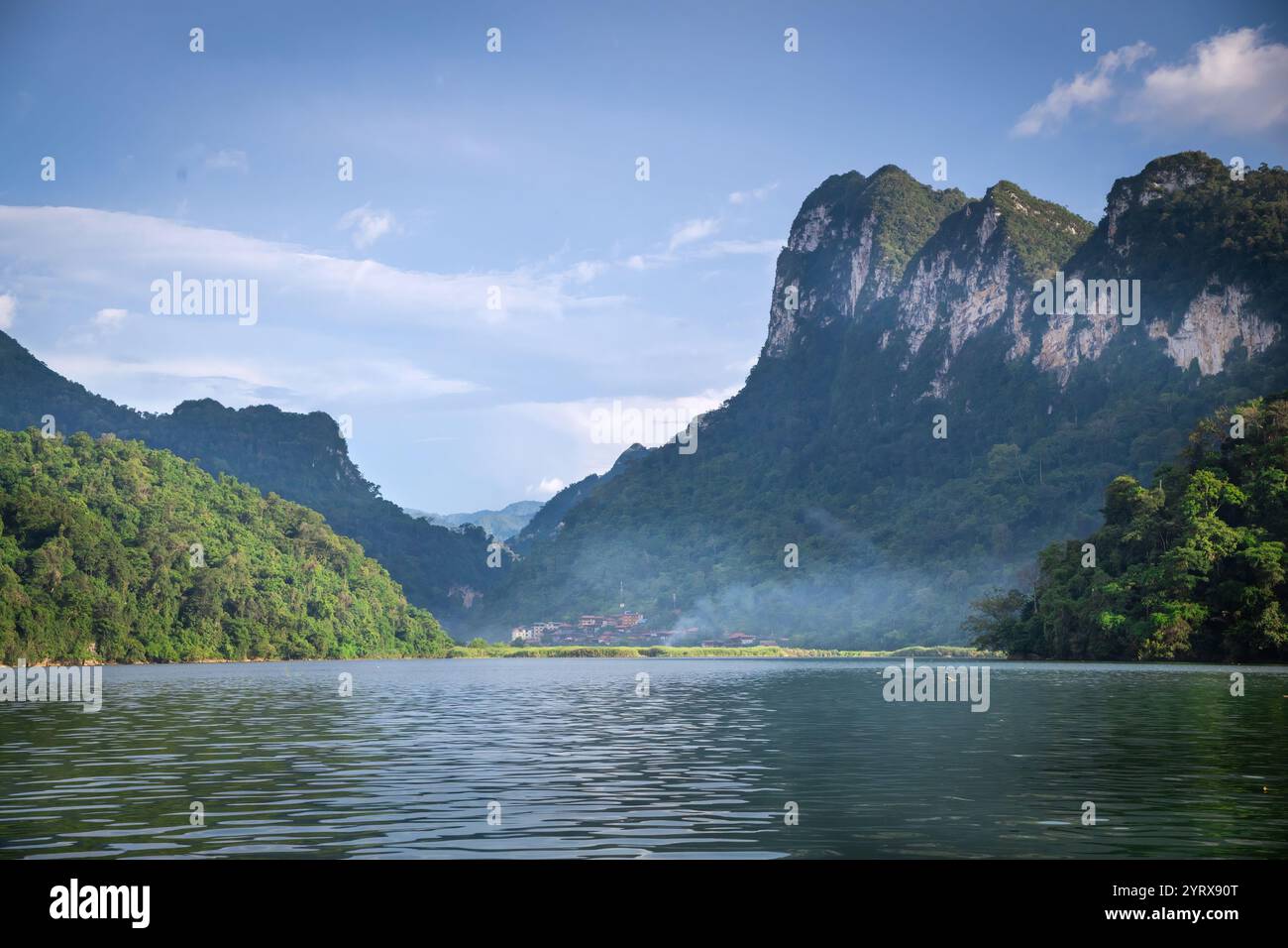 Il lago BA Be è una popolare destinazione turistica nel Parco Nazionale di Ba Be nella provincia di Bac Kan, Vietnam Foto Stock