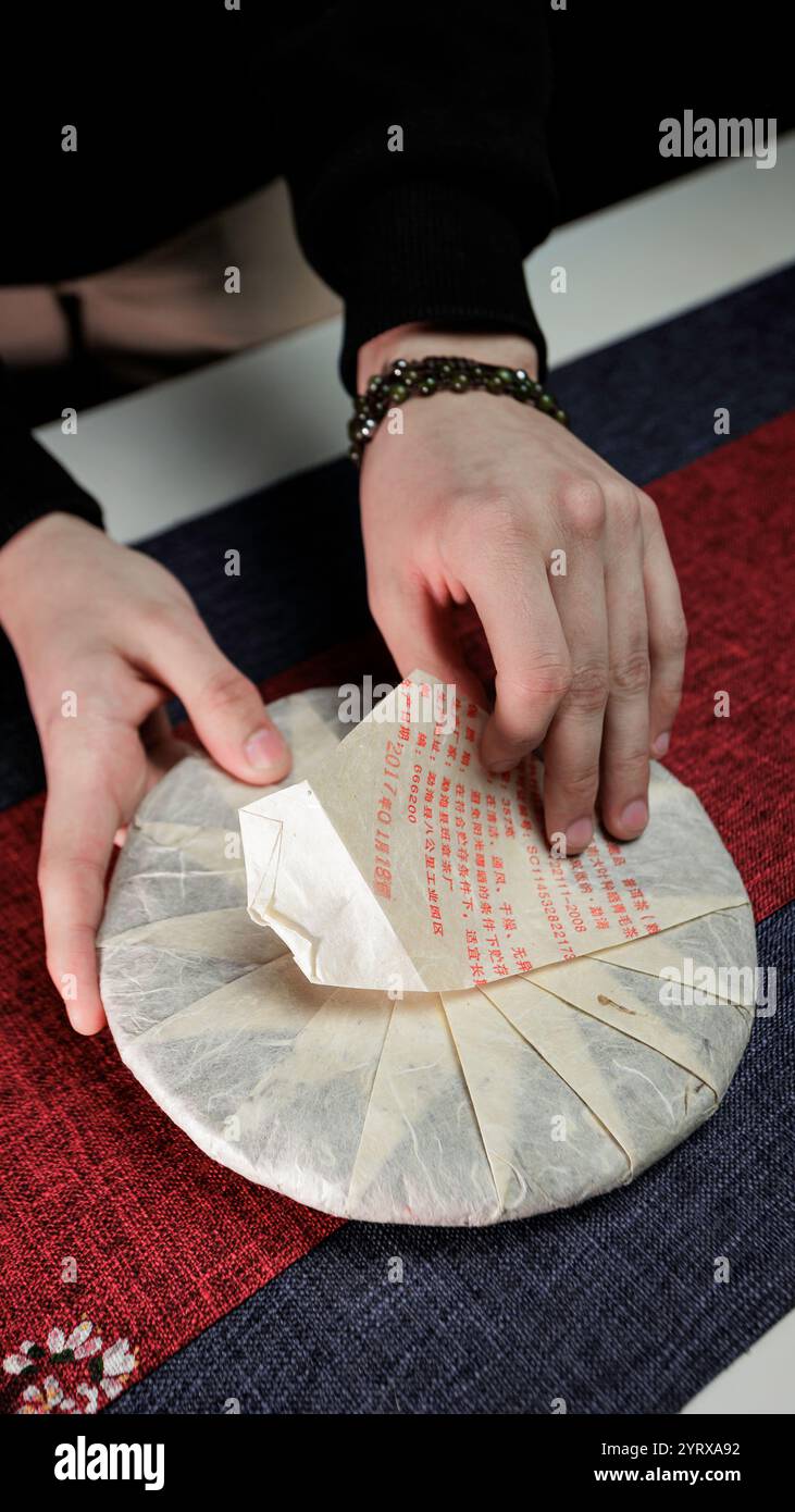 Svelando un'unica torta da tè tradizionale, Una deliziosa miscela di cultura, sapore e artigianato Foto Stock
