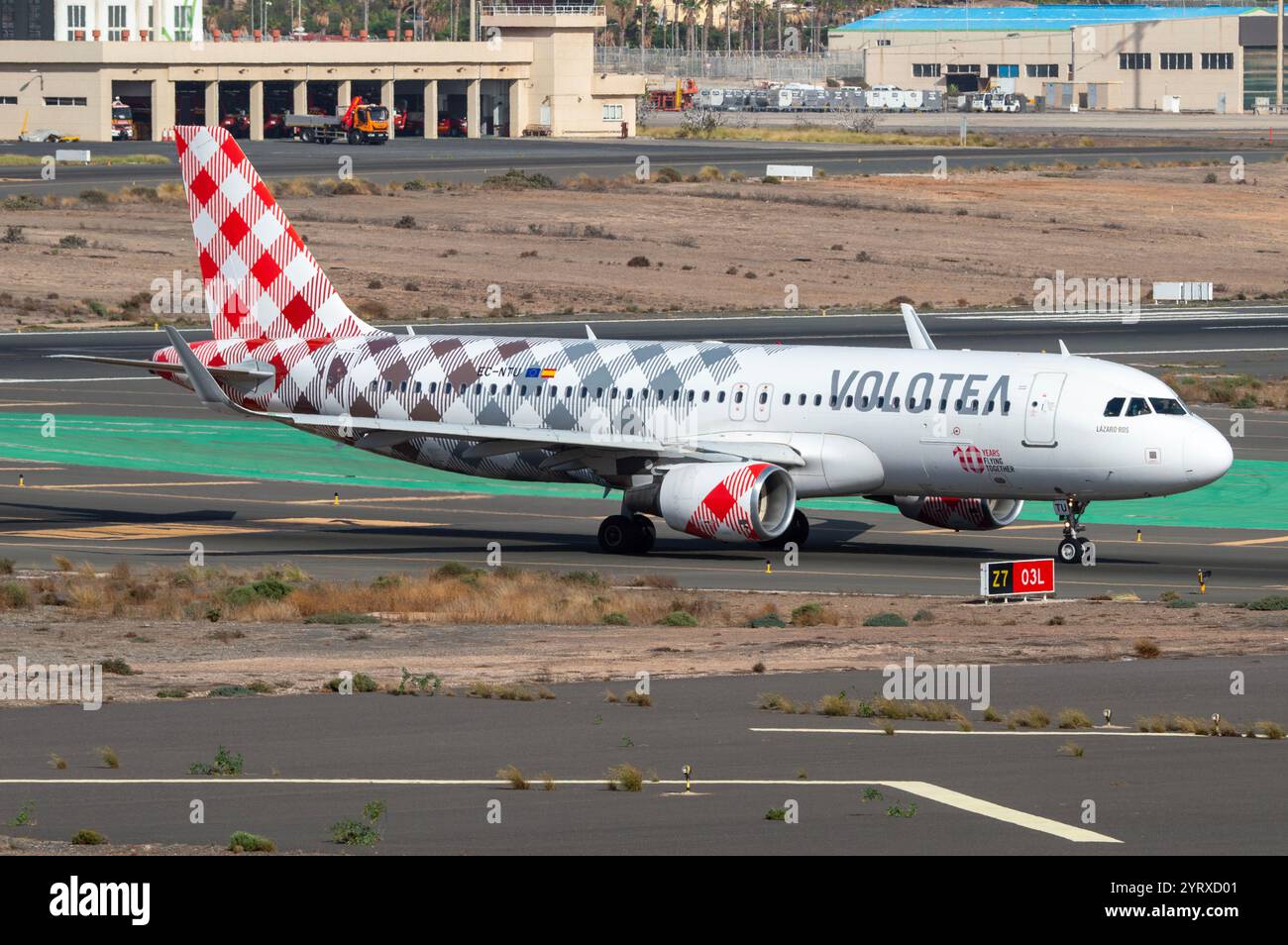 Airbus A320, aereo di linea della compagnia aerea Volotea, che ruba all'aeroporto di Gran Canaria con decorazioni speciali per il suo decimo anniversario. Foto Stock