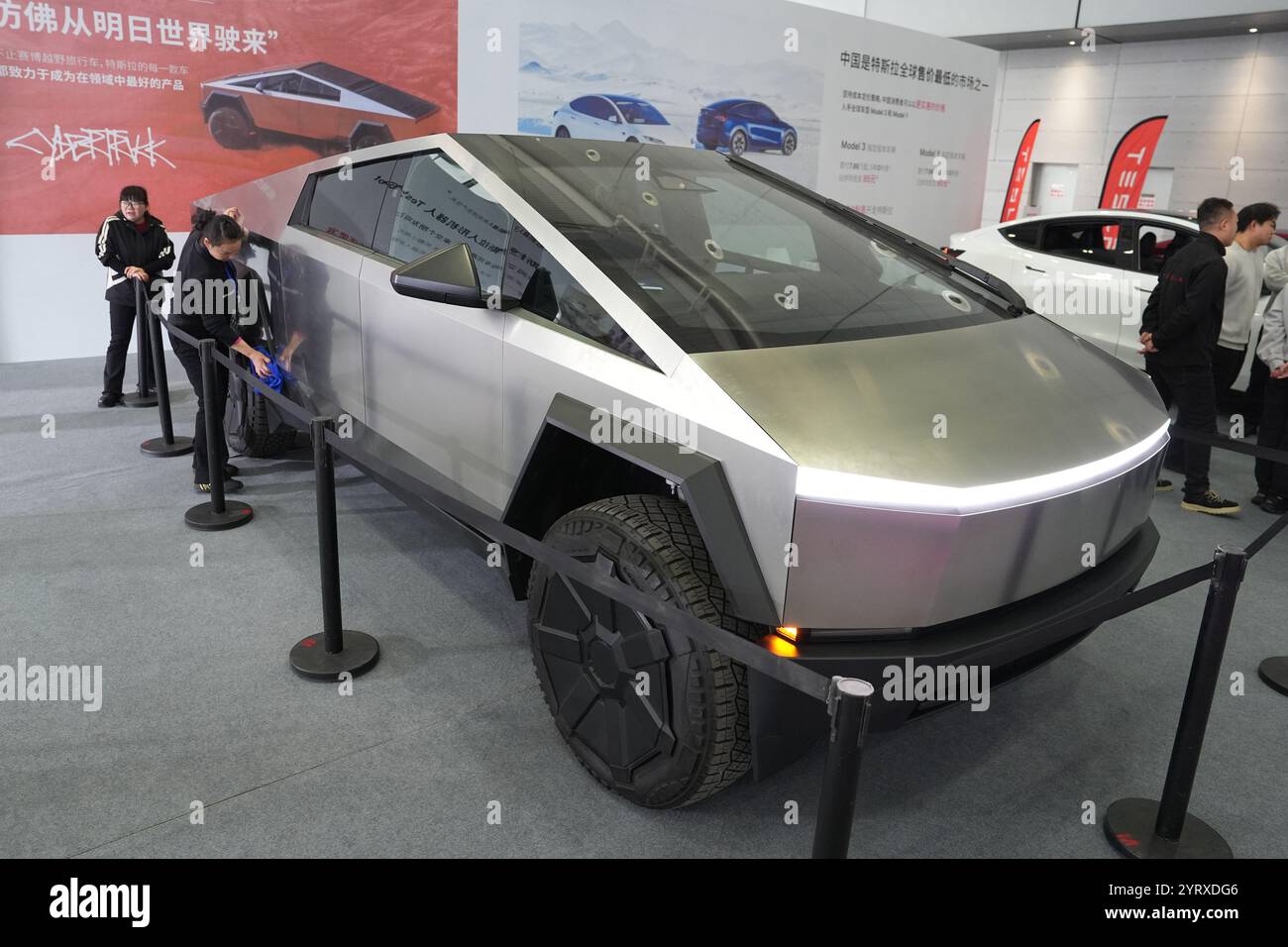 Changsha, Cina. 4 dicembre 2024. Il 20° China (Changsha) International Auto Expo ha preso il via a Changsha, nella provincia di Hunan, nella Cina centrale, il 4 dicembre 2024. il 60% delle oltre 1.000 auto esposte erano nuovi modelli energetici, attirando l'attenzione del pubblico. Credito: Yang Huafeng/China News Service/Alamy Live News Foto Stock