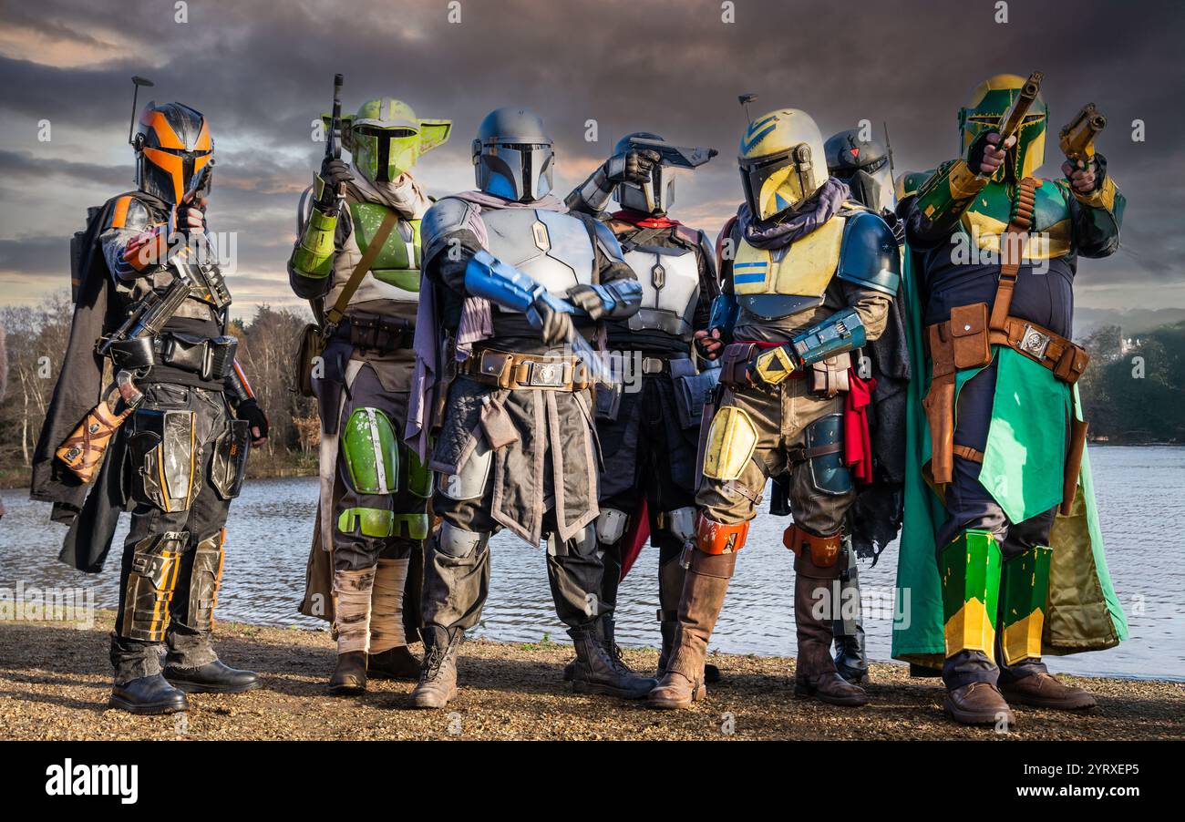 BIRMINGHAM, REGNO UNITO - 30 NOVEMBRE 2024. Un gruppo di cosplayer maschili vestiti da personaggi Mandaloriani in azione si posa ad un evento di truffa comica nel Regno Unito Foto Stock