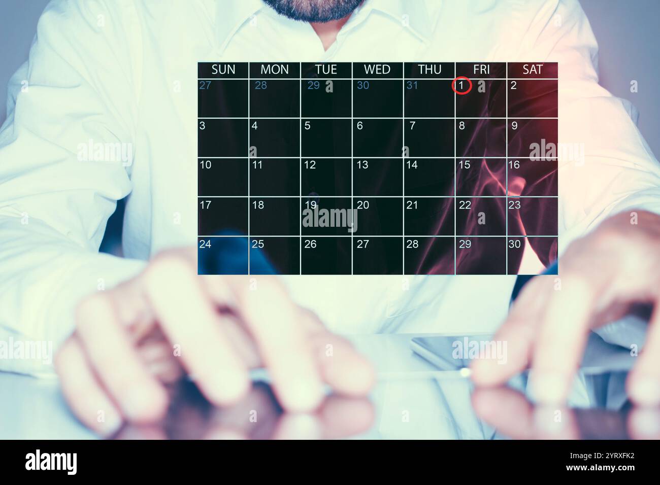 Pianificazione e programmazione del calendario di riunioni, eventi e attività. Notifica di gestione del tempo e promemoria di eventi importanti. Uomo d'affari sitt Foto Stock