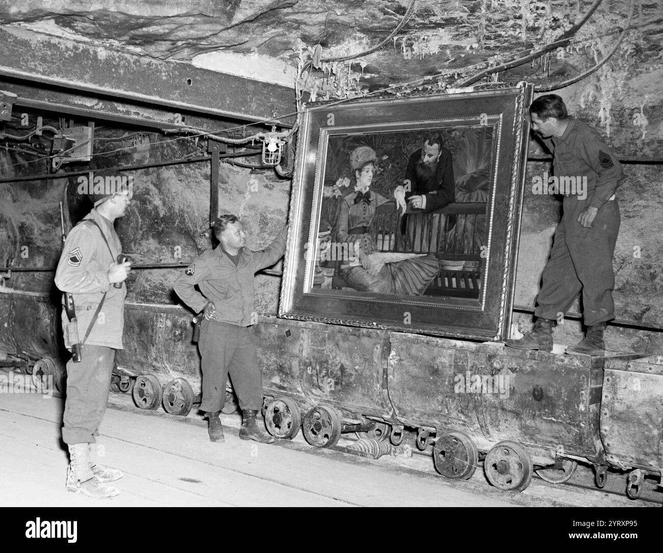 Soldati americani che ammirano il Manet? Al Conservatorio? Che Monuments Men (Un'unità speciale di recupero culturale dell'esercito americano) ispeziona alcune delle migliaia di opere d'arte saccheggiate dai nazisti da collezioni private all'interno delle miniere di sale di Merker, in Germania. 1945 Foto Stock