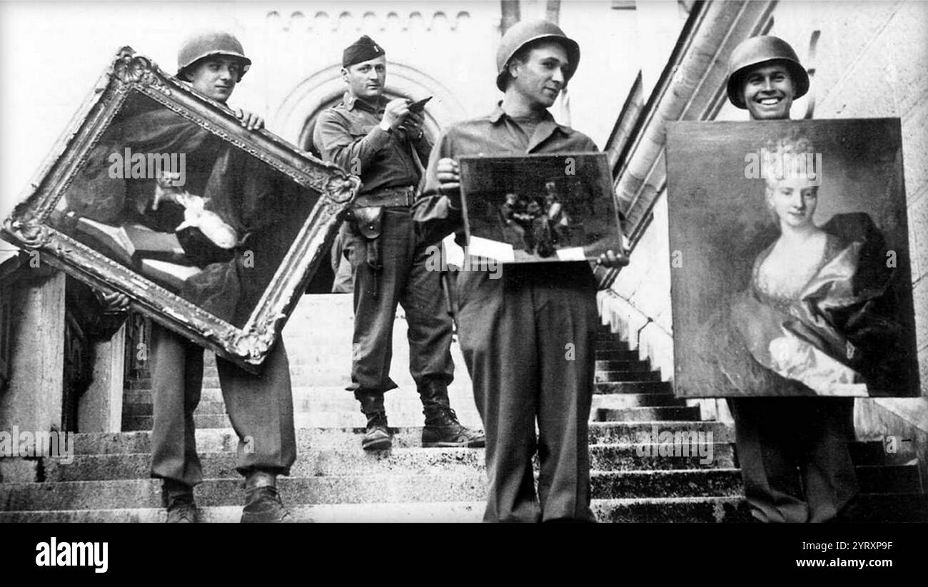 Monumenti uomini che stanno recuperando opere d'arte rubate dal castello di Neuschwanstein verso la fine della seconda guerra mondiale. Foto Stock