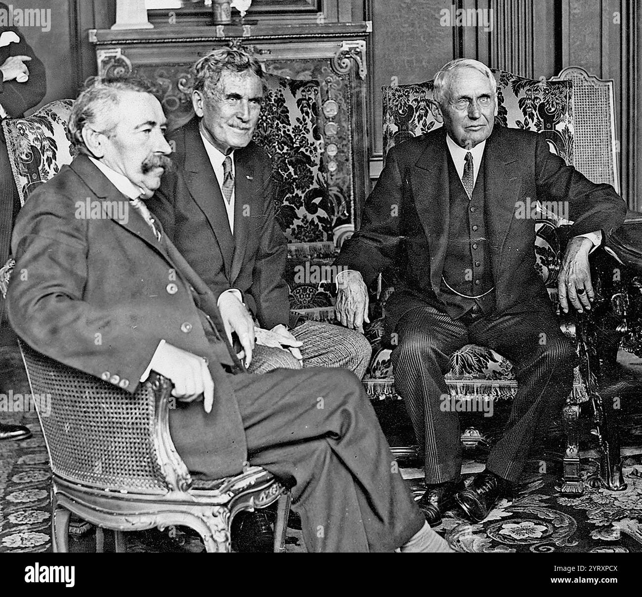 Kellogg Briand Peace Pact 1928 (a sinistra: Briand Centre. Myron Merrick destra: Kellogg Foto Stock