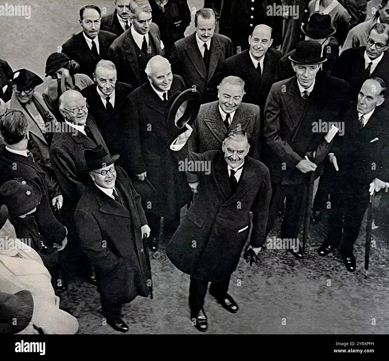 The Start of Mr. Chamberlain's Munich Conference Flight, 1938: The Premier with Sir (L. to R.) Lord Hailsham, Lord Maugham. Sir John Simon, Mr. Leslie Hore-Belisha, Lord Halifax. E il signor e (dietro) Sir Philp Sassoon, il signor W. S. Morrison, il signor Duff Cooper, il signor Leslie Burgin, il signor Walter Foto Stock