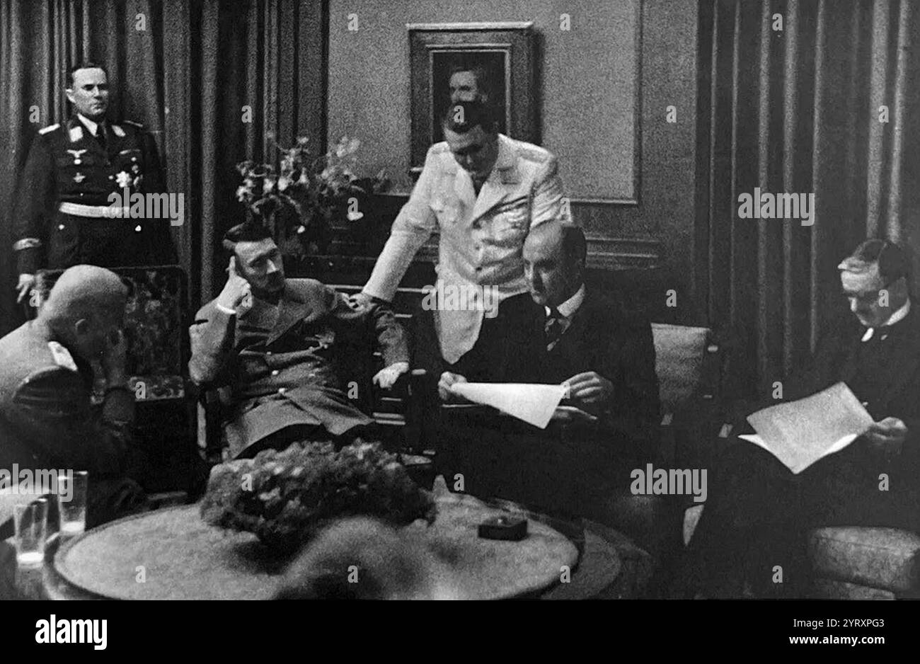 Il primo ministro britannico Neville Chamberlain (estrema destra), a Monaco per negoziare l'accordo di Monaco, fu raggiunto il 30 settembre 1938 da Germania, Gran Bretagna, Repubblica francese e Italia. Esso prevedeva l'annessione tedesca di parte della Cecoslovacchia chiamata Sudeti, dove vivevano più di tre milioni di persone, principalmente di etnia tedesca. Hitler, Mussolini e Goring erano presenti. Foto Stock