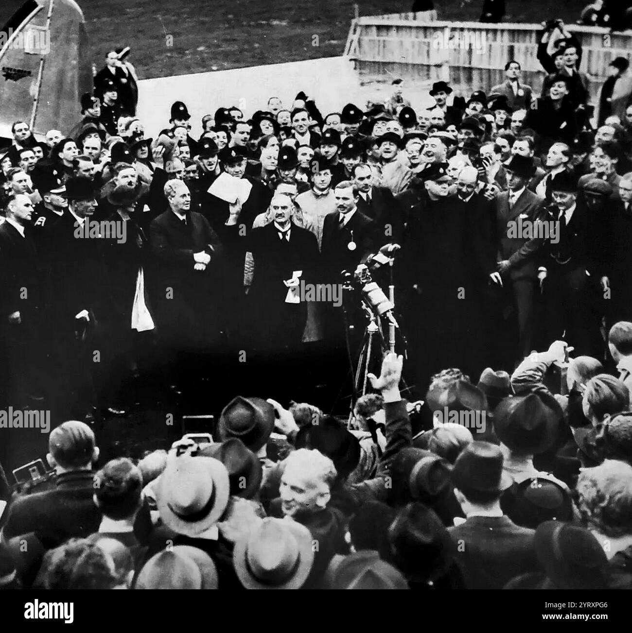 Il primo ministro britannico Neville Chamberlain torna da Monaco e dichiara "la pace nel nostro tempo”. L'accordo di Monaco fu raggiunto il 30 settembre 1938 da Germania, Gran Bretagna, Repubblica francese e Italia. L'accordo prevedeva l'annessione tedesca di parte della Cecoslovacchia chiamata Sudeti, dove vivevano più di tre milioni di persone, principalmente di etnia tedesca. Foto Stock