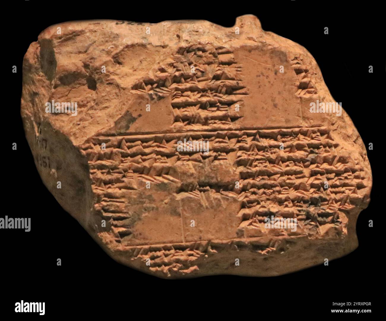 Tavoletta di argilla con testo cuneiforme che menziona l'omicidio del re achemenide Serse i (r. 485 465 a.C. e) da parte di suo figlio e un'eclissi lunare. IV secolo a.C. da Babilonia, Iraq. Foto Stock