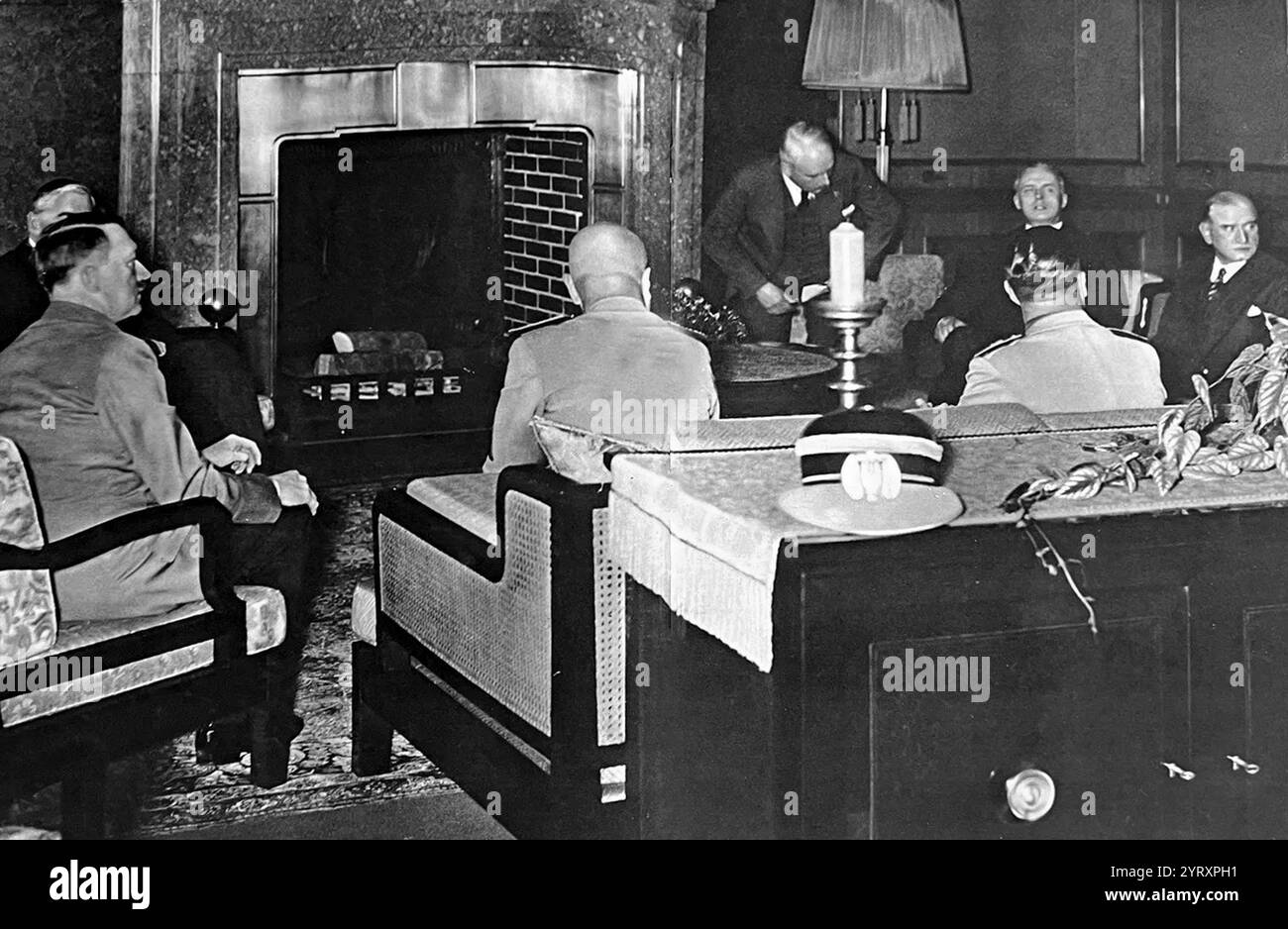Il primo ministro britannico Neville Chamberlain (all'estrema sinistra), a Monaco per negoziare l'accordo di Monaco, fu raggiunto il 30 settembre 1938 da Germania, Gran Bretagna, Repubblica francese e Italia. Esso prevedeva l'annessione tedesca di parte della Cecoslovacchia chiamata Sudeti, dove vivevano più di tre milioni di persone, principalmente di etnia tedesca. Hitler, Mussolini e Daladier erano presenti. Foto Stock