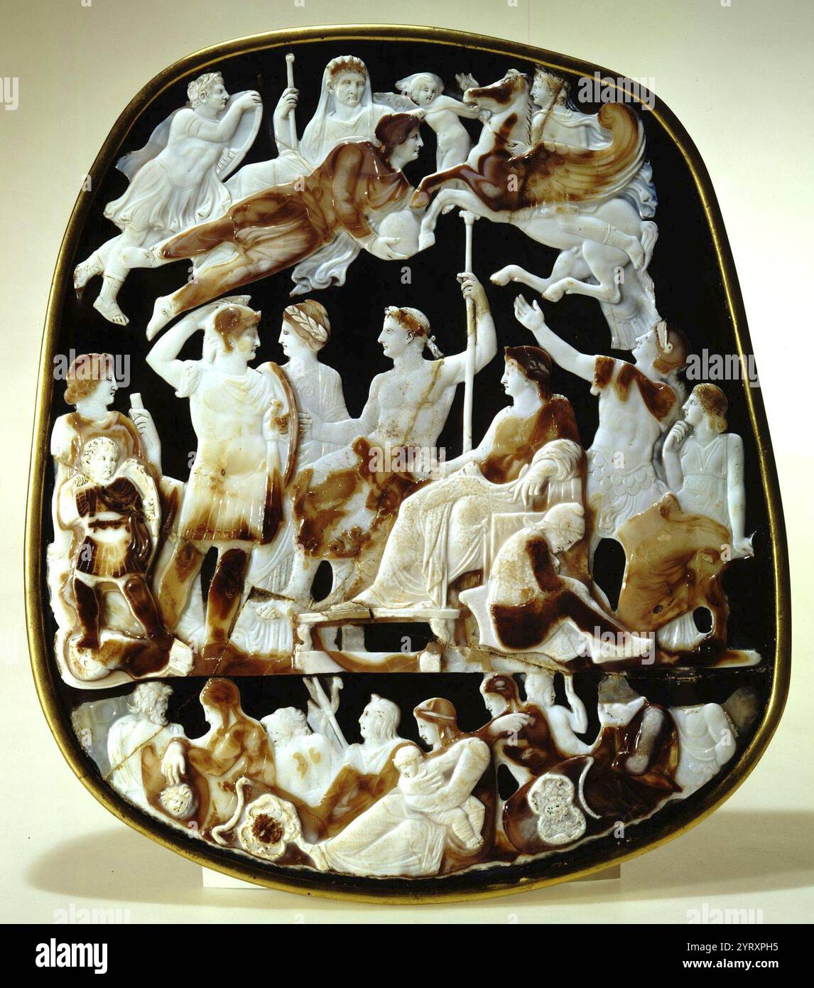 Il Grand Came'e de France (grande cameo di Francia), la più grande scultura cameo sopravvissuta dal mondo antico, contiene 24 figure incise disposte in tre registri. Il significato generale e gli obiettivi politici di questo lavoro commissionato sono chiari: Il suo scopo è quello di affermare la continuità dinastica e la legittimità degli imperatori Giulio Claudio dell'Impero Romano (i primi cinque imperatori: Augusto, Tiberio, Caligola, Claudio e Nerone). I morti sono collocati nella parte superiore, mentre il registro centrale rappresenta il mondo dei vivi. Nel registro più basso ci sono prigionieri partici e germanici. Foto Stock